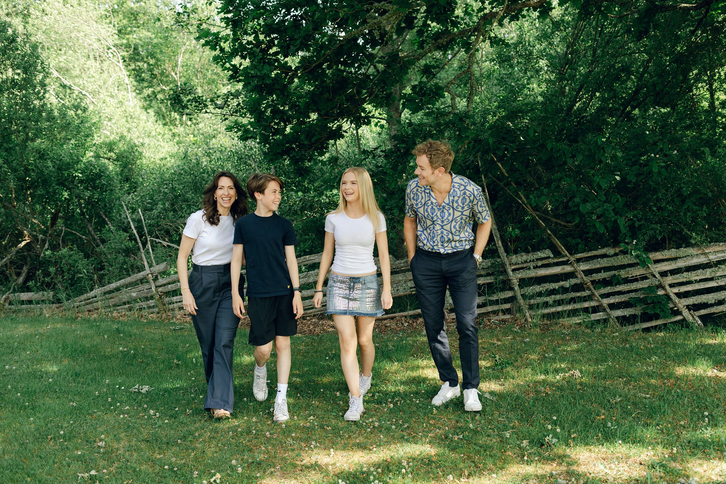 Familjefotografering med Peter, Lydia, Millie och Hayden Johansson efter som sommarkonsert. Fotograf Rebecca Nordin.