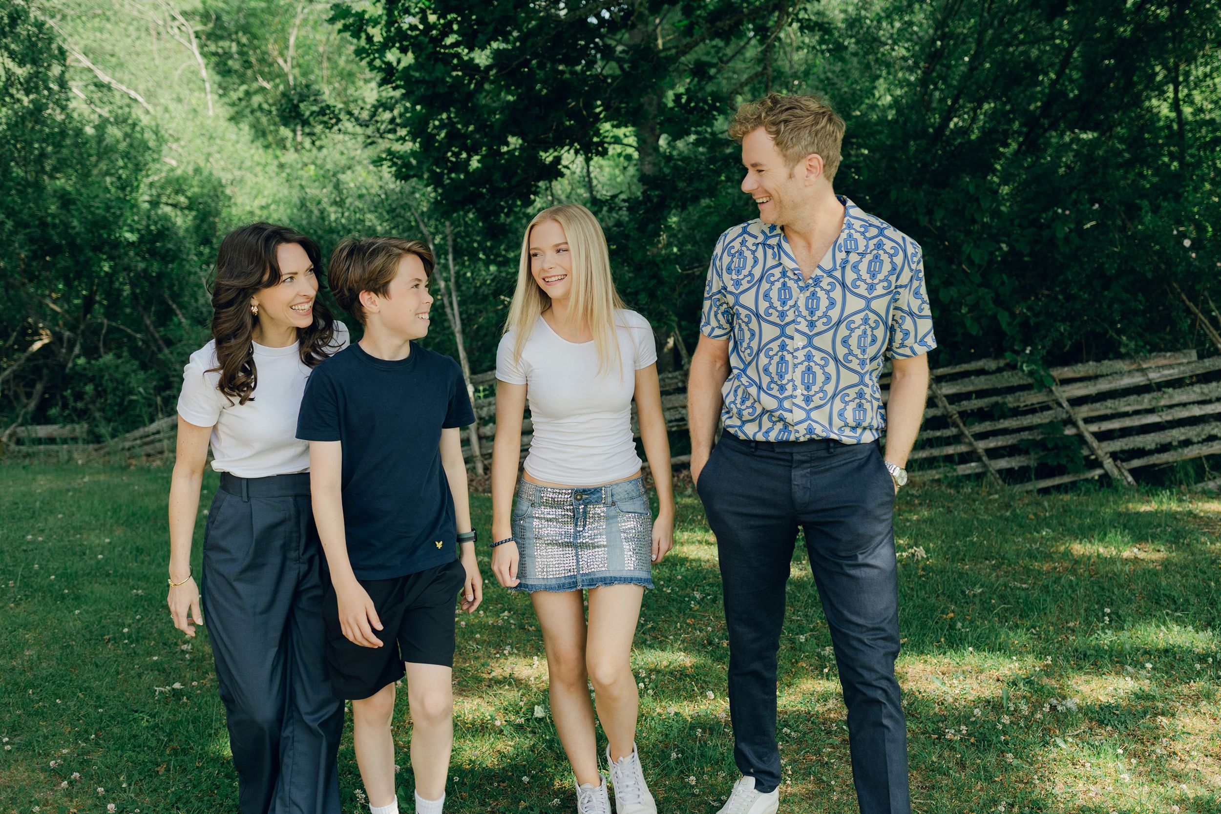 Familjefotografering med Peter, Lydia, Millie och Hayden Johansson efter som sommarkonsert. Fotograf Rebecca Nordin.