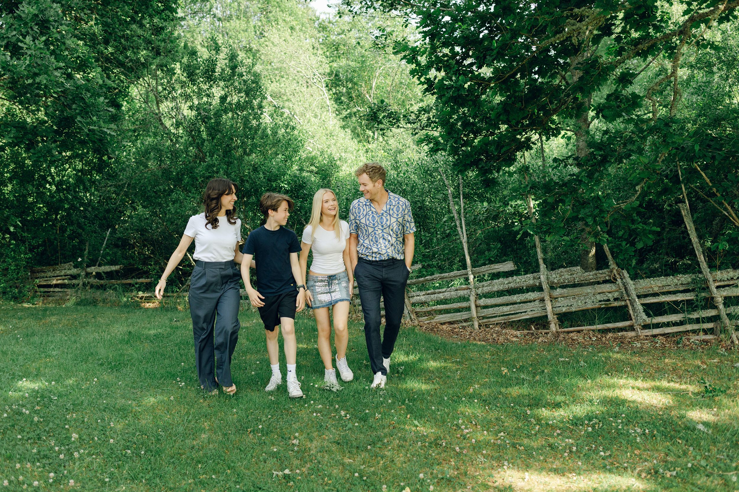 Familjefotografering med Peter, Lydia, Millie och Hayden Johansson efter som sommarkonsert. Fotograf Rebecca Nordin.