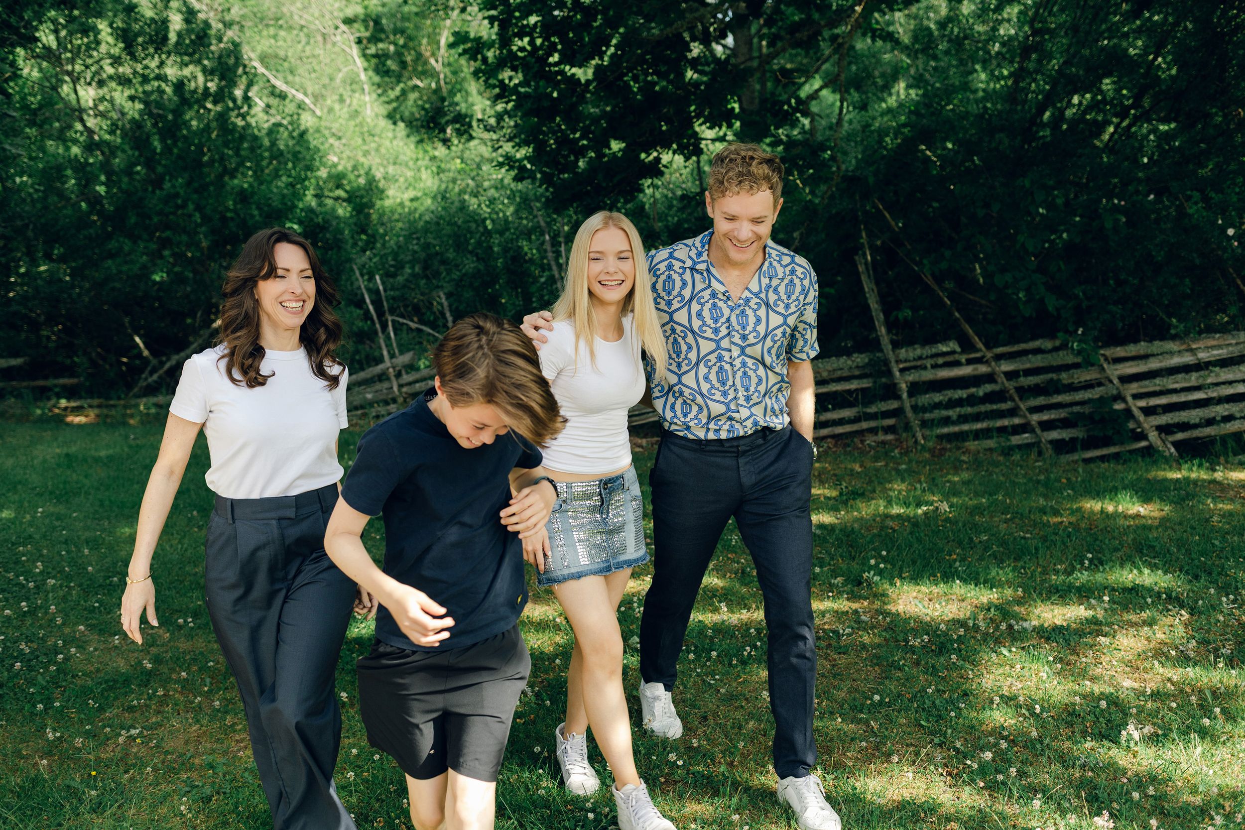 Familjefotografering med Peter, Lydia, Millie och Hayden Johansson efter som sommarkonsert. Fotograf Rebecca Nordin.