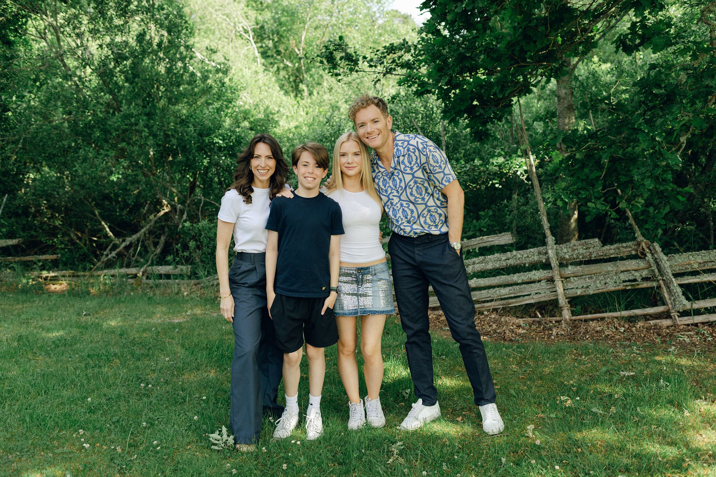 Familjefotografering med Peter, Lydia, Millie och Hayden Johansson efter som sommarkonsert. Fotograf Rebecca Nordin.