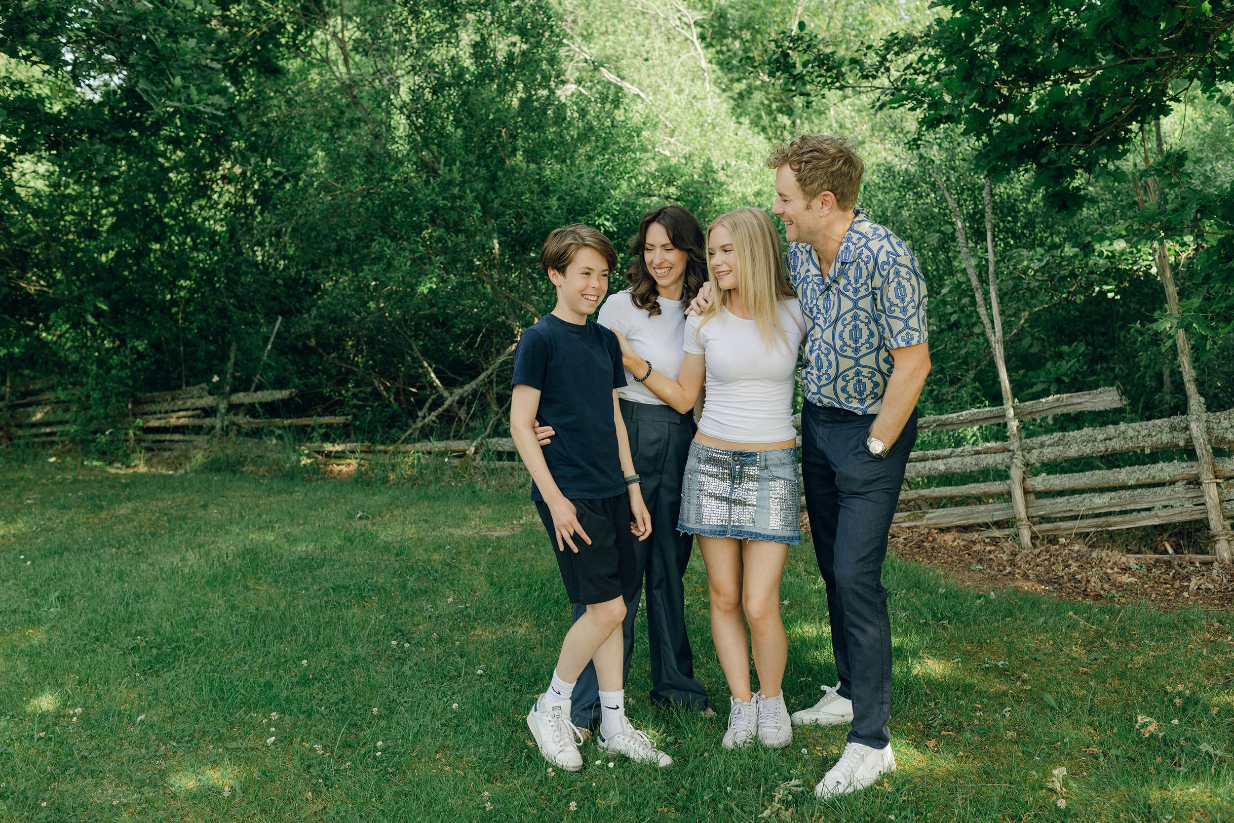 Familjefotografering med Peter, Lydia, Millie och Hayden Johansson efter som sommarkonsert. Fotograf Rebecca Nordin.