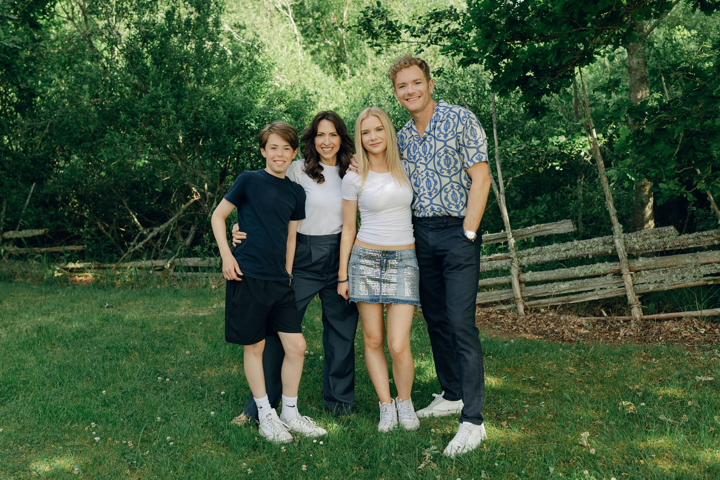Familjefotografering med Peter, Lydia, Millie och Hayden Johansson efter som sommarkonsert. Fotograf Rebecca Nordin.