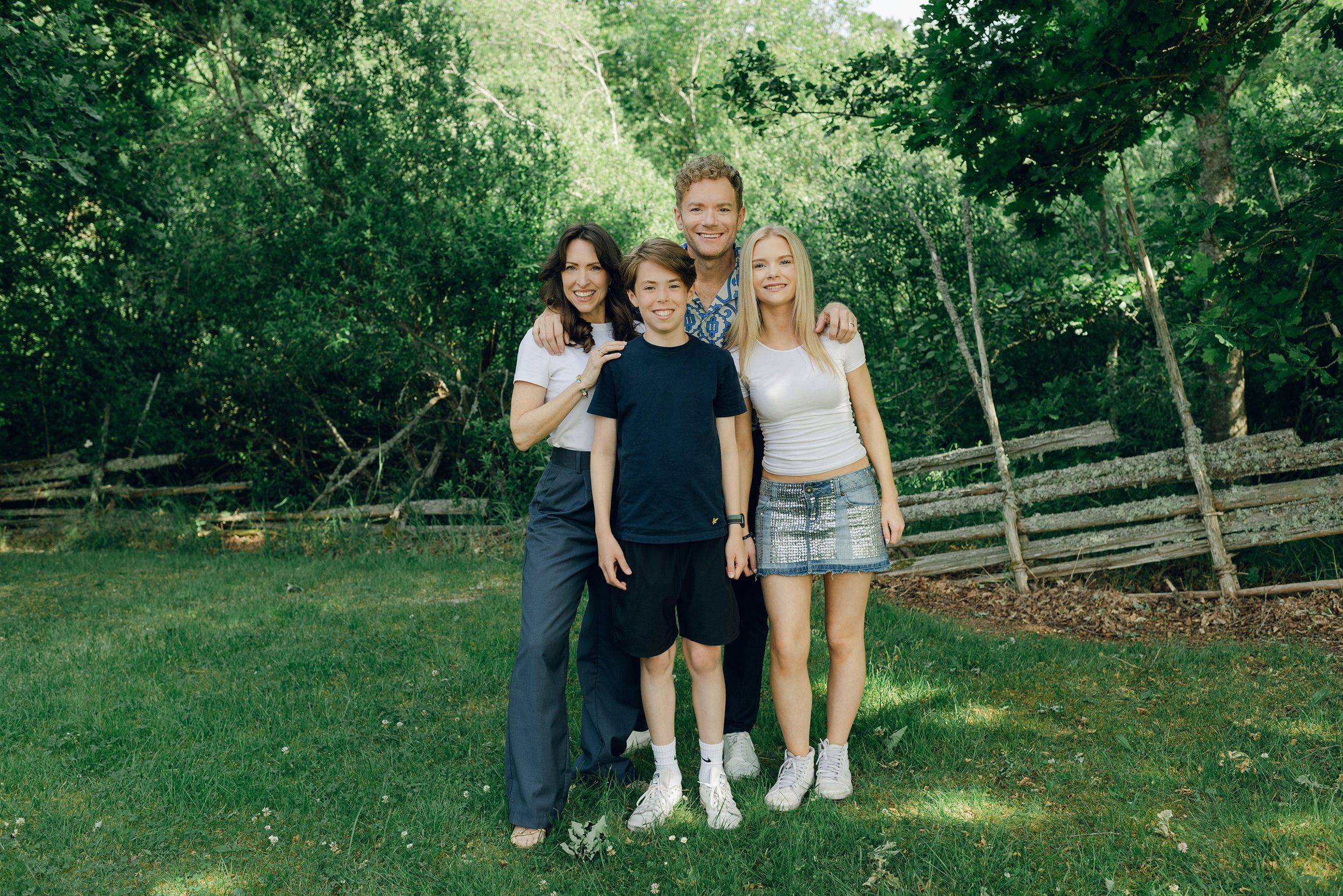 Familjefotografering med Peter, Lydia, Millie och Hayden Johansson efter som sommarkonsert. Fotograf Rebecca Nordin.