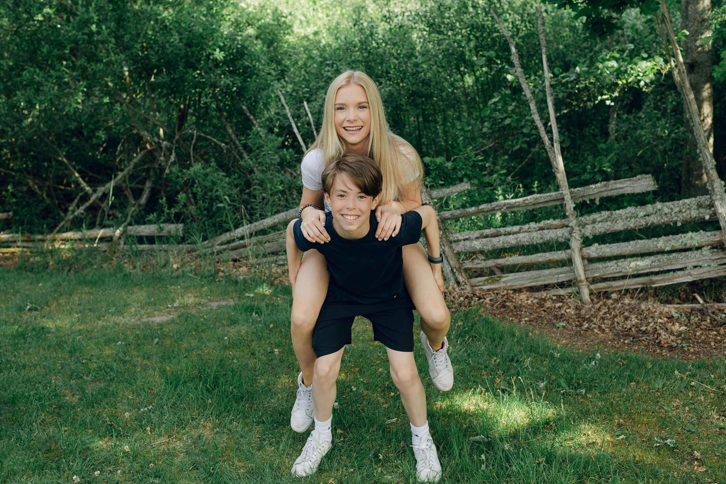 Familjefotografering med Peter, Lydia, Millie och Hayden Johansson efter som sommarkonsert. Fotograf Rebecca Nordin. Mille på Haydens rygg.