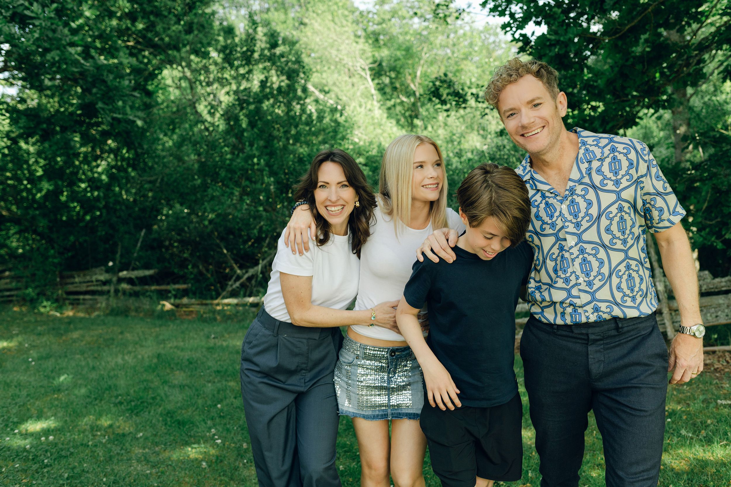 Familjefotografering med Peter, Lydia, Millie och Hayden Johansson efter som sommarkonsert. Fotograf Rebecca Nordin.