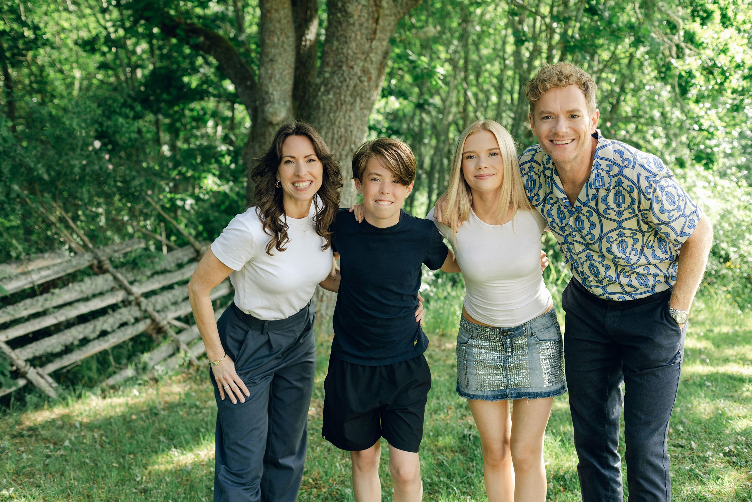 Familjefotografering med Peter, Lydia, Millie och Hayden Johansson efter som sommarkonsert. Fotograf Rebecca Nordin.