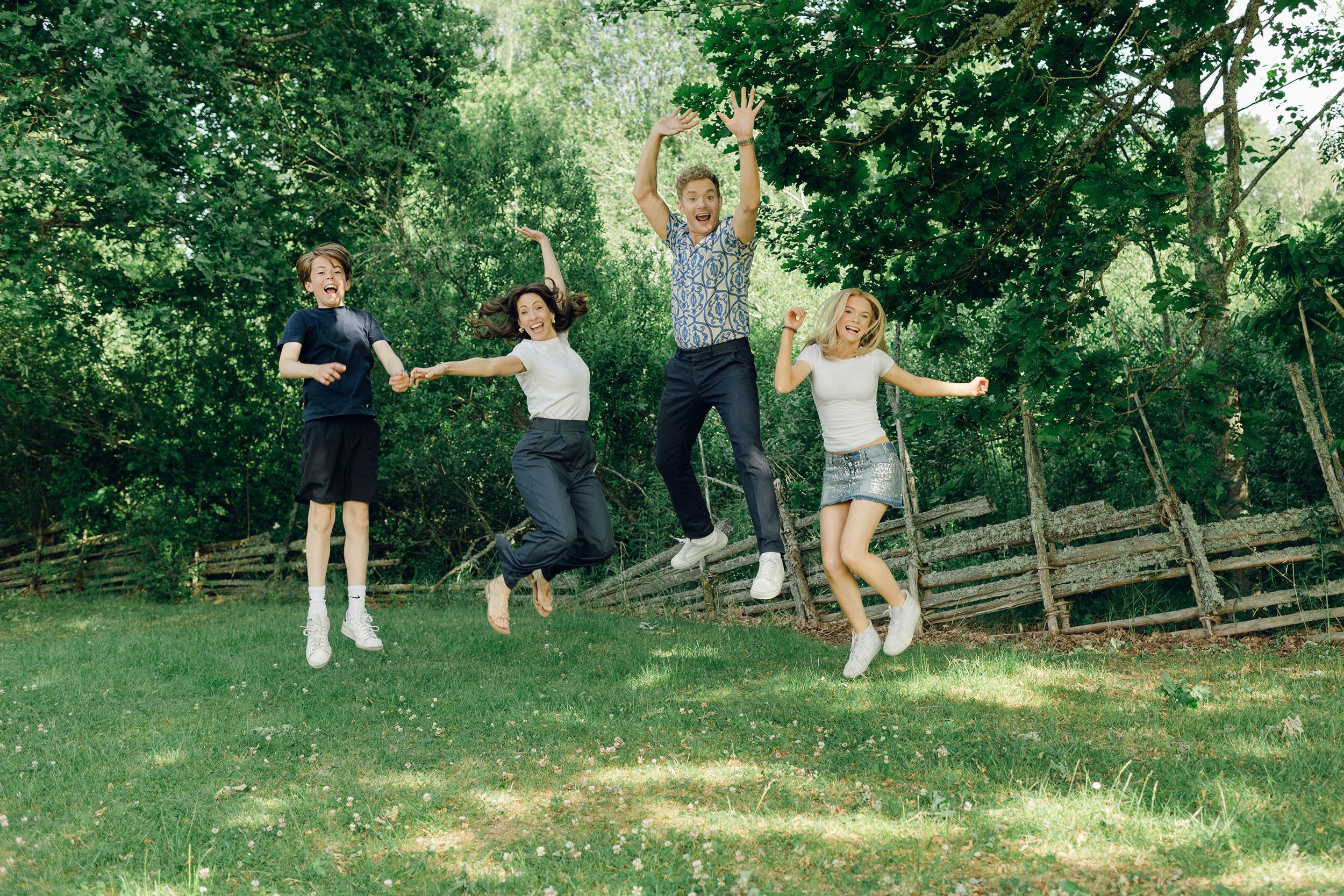 Familjefotografering med Peter, Lydia, Millie och Hayden Johansson efter som sommarkonsert. Fotograf Rebecca Nordin.