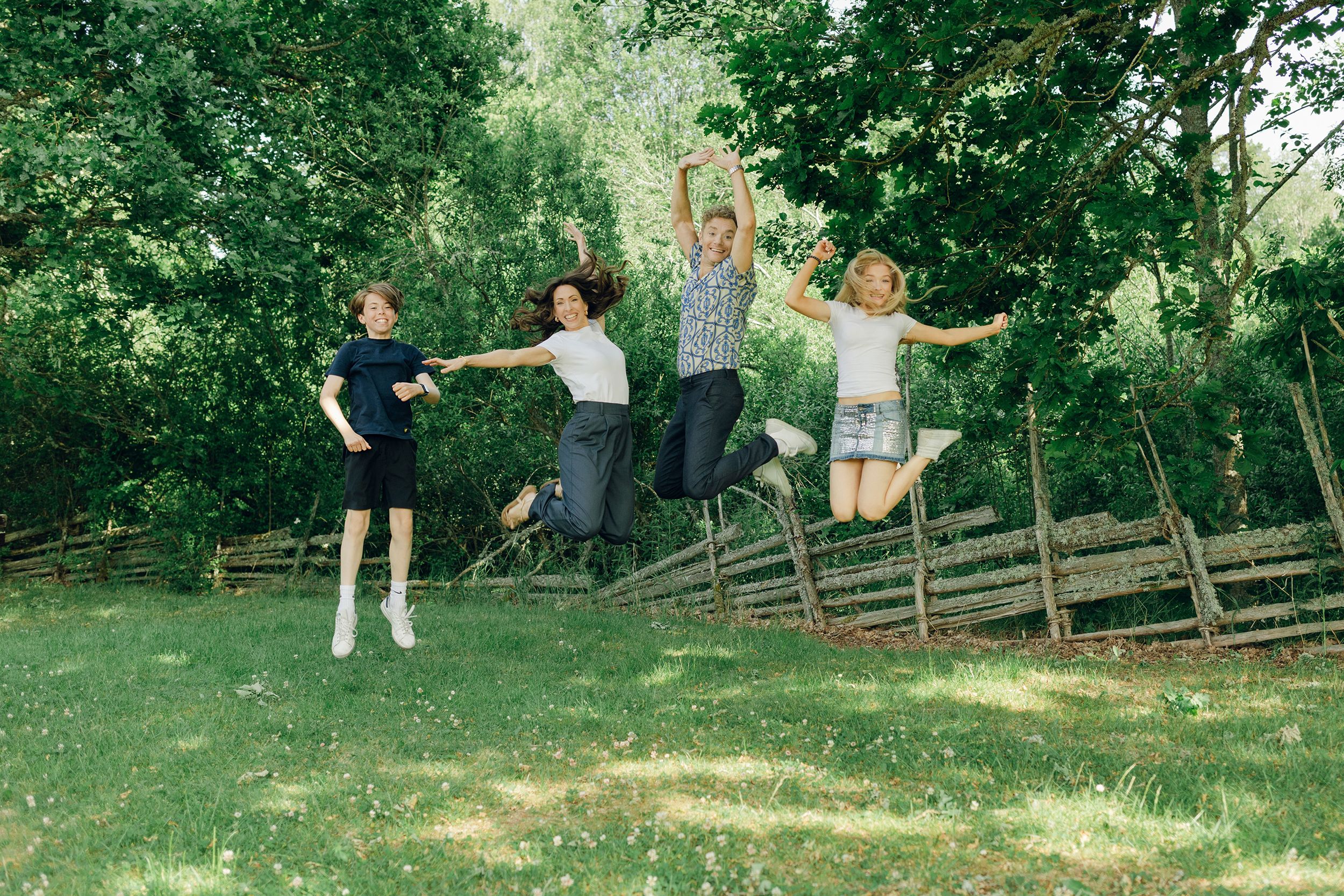 Familjefotografering med Peter, Lydia, Millie och Hayden Johansson efter som sommarkonsert. Fotograf Rebecca Nordin. Hopp.