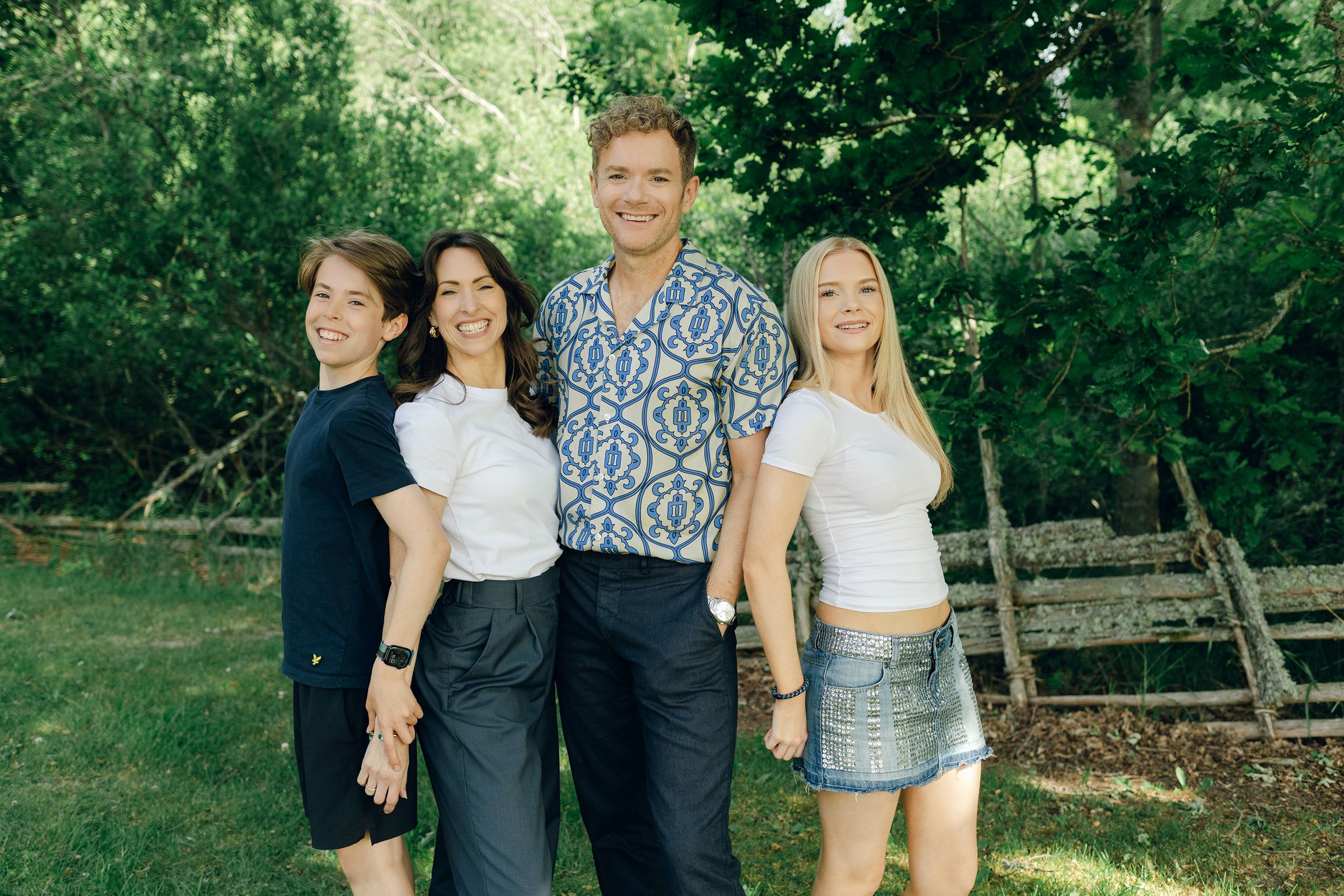 Familjefotografering med Peter, Lydia, Millie och Hayden Johansson efter som sommarkonsert. Fotograf Rebecca Nordin.