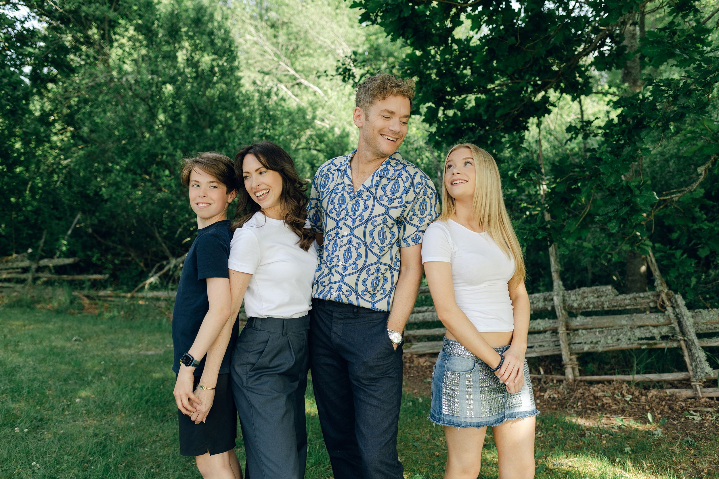 Familjefotografering med Peter, Lydia, Millie och Hayden Johansson efter som sommarkonsert. Fotograf Rebecca Nordin.
