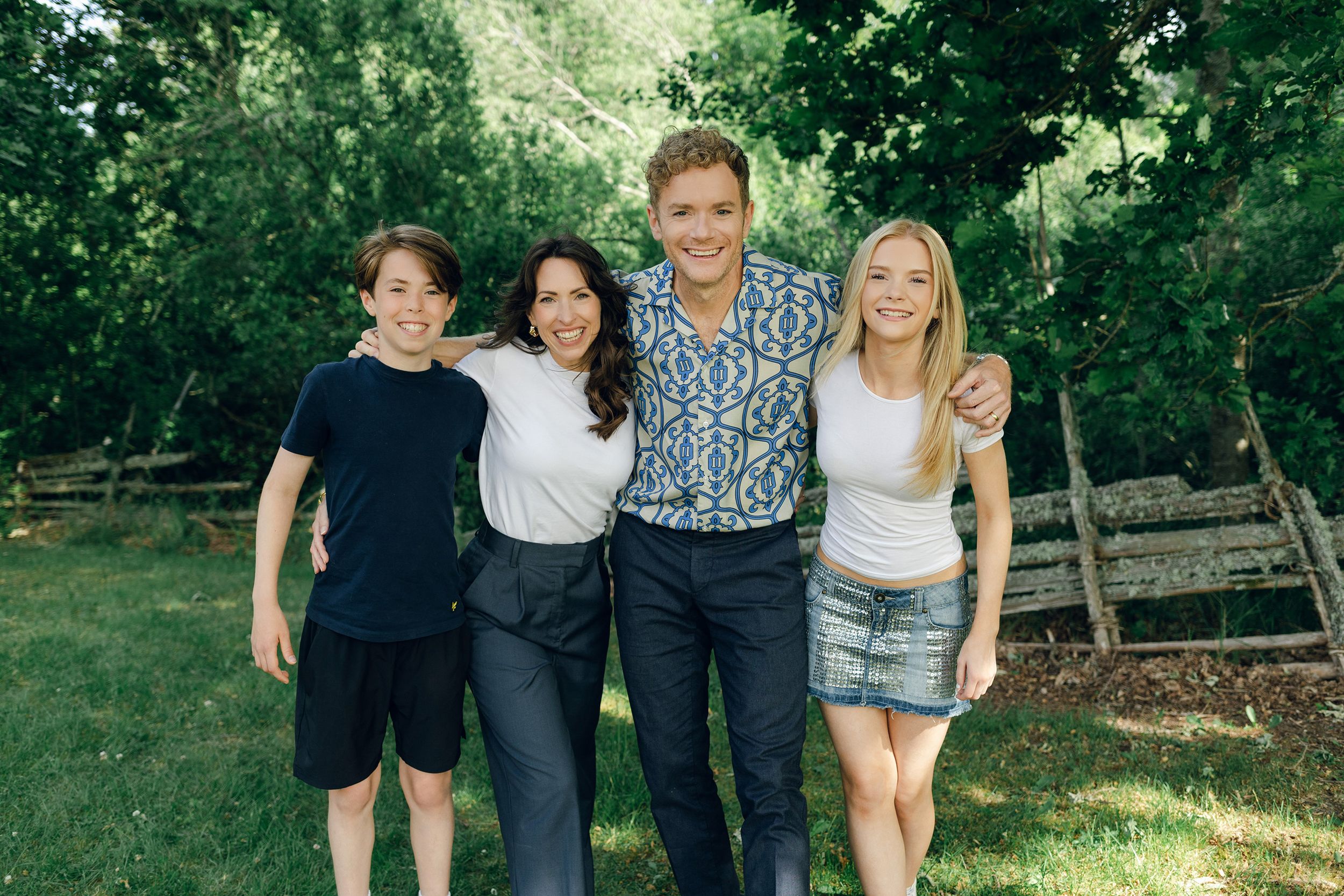 Familjefotografering med Peter, Lydia, Millie och Hayden Johansson efter som sommarkonsert. Fotograf Rebecca Nordin.