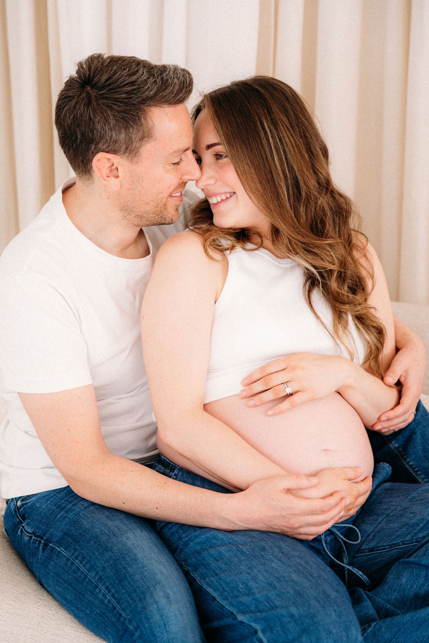 Zwangere vrouw tijdens fotoshoot in daglichtstudio in Edegem