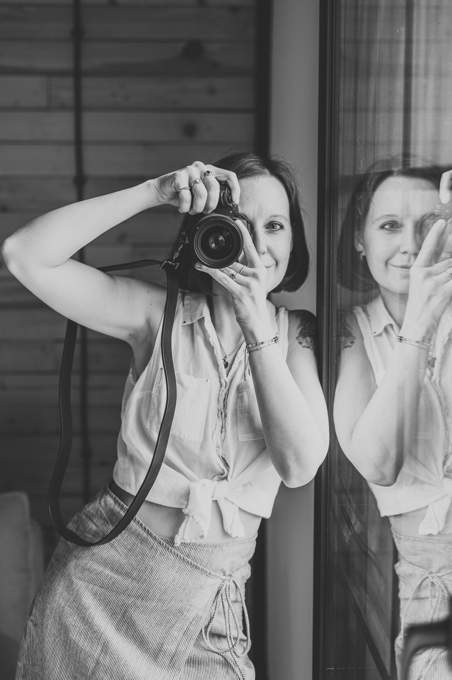 Fotograf Katowice robiący zdjęcia podczas sesji ciążowej rodzinnej kobiecej noworodkowiej. Sesja domowa na Śląsku