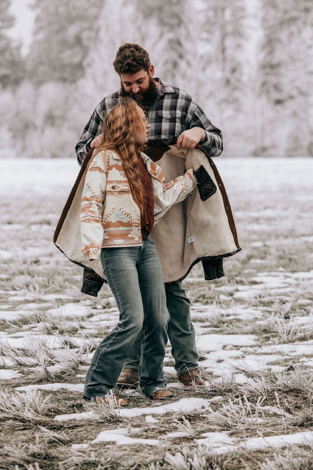 Cle Elum, WA Engagement session couple hugging each other