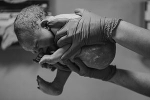 Geboortefotograaf geboorte geboortefotografie brabant Oss bevalling Den Bosch Uden  fotografie baby newborn newlife zwangerschapsshoot gezin