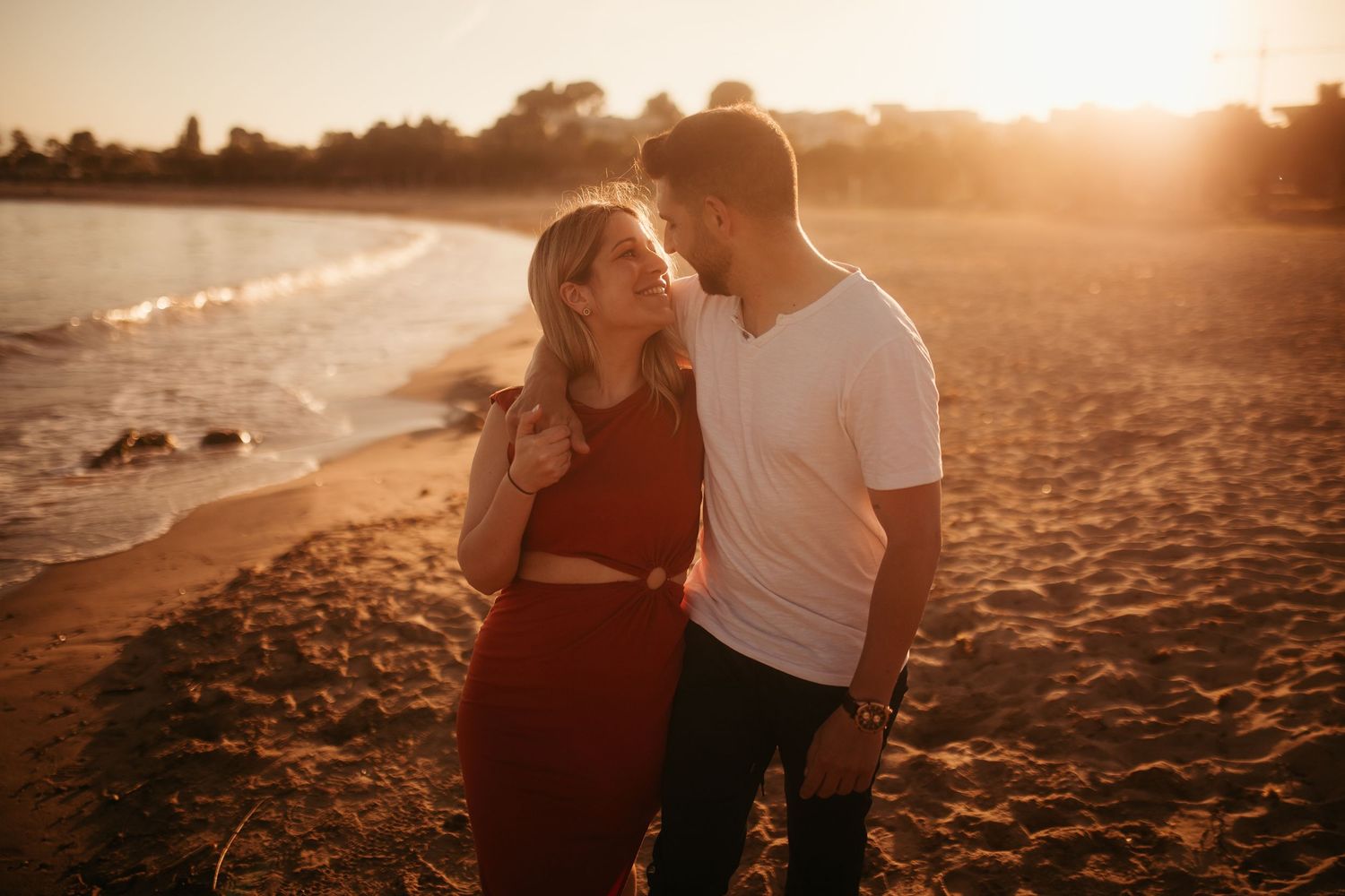 Sesión preboda en la playa de Tarragona al atardecer