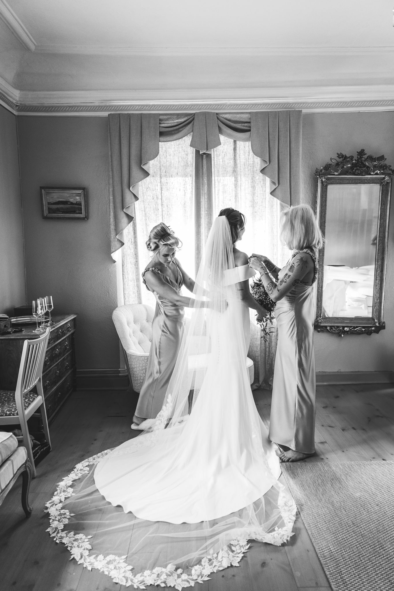 photo by anna jarlhäll bröllopsfotograf stockholm bröllopspar brudbukett brudklänning bröllopsdans frack