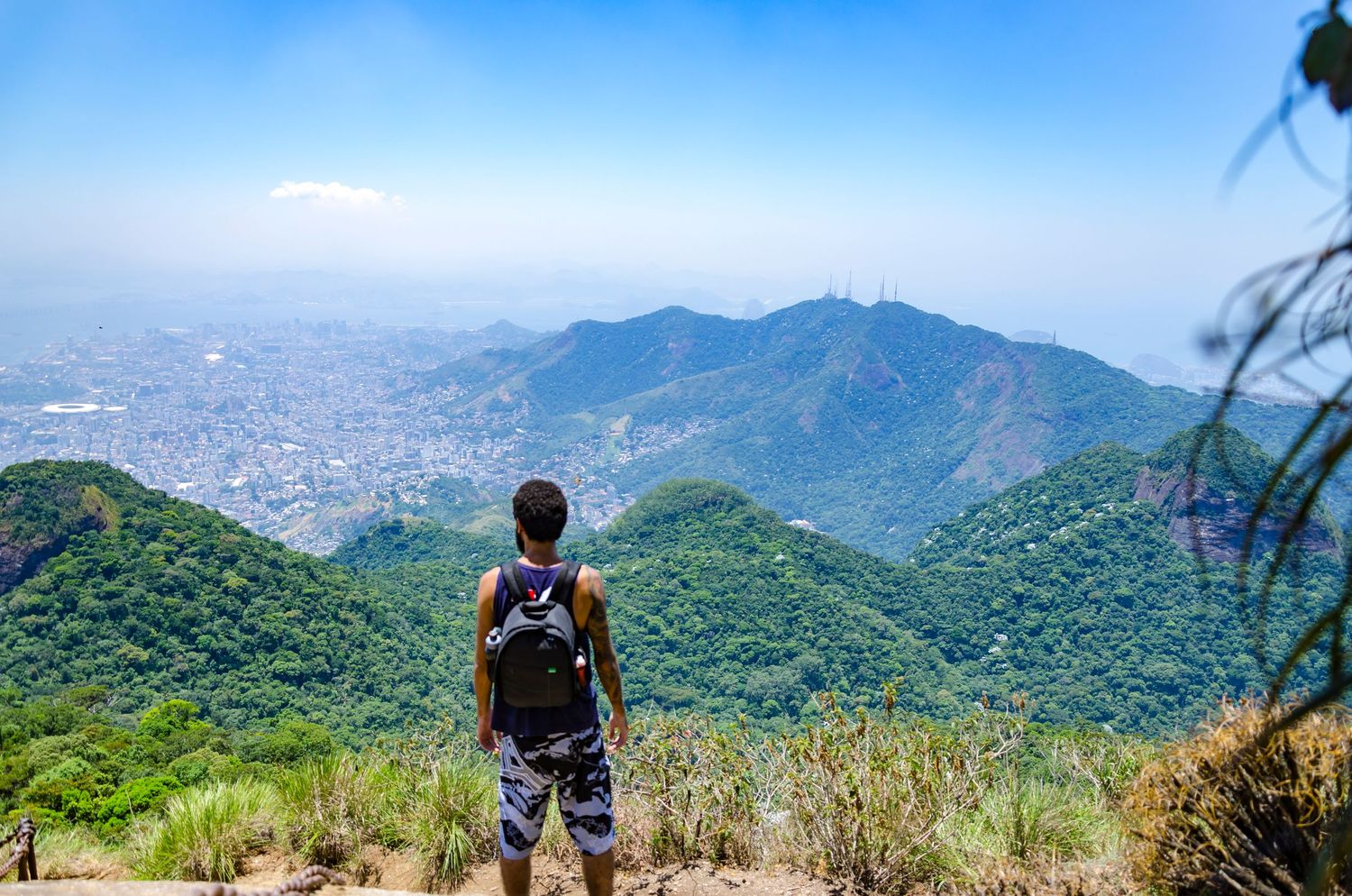 Fotógrafo Paulo Félix, no alto de uma montanha, na floresta da Tijuca. Contato para retratos sociais, corporativos e venda de quadros.