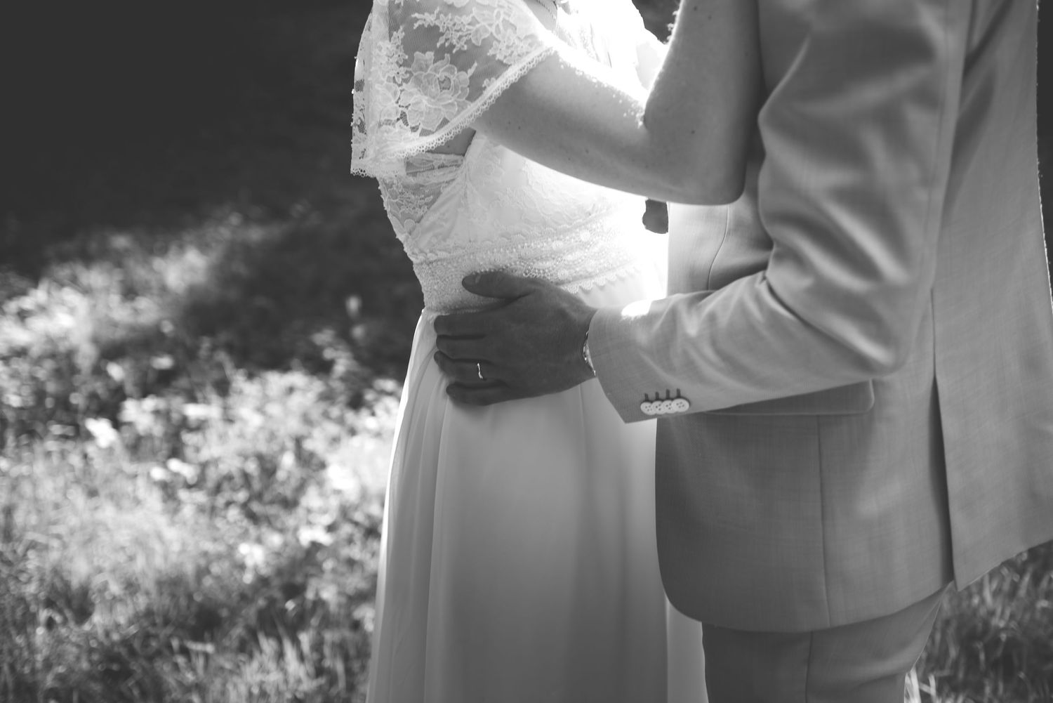 Gros plan de mariés enlacés lors d’un mariage élégant en Bretagne