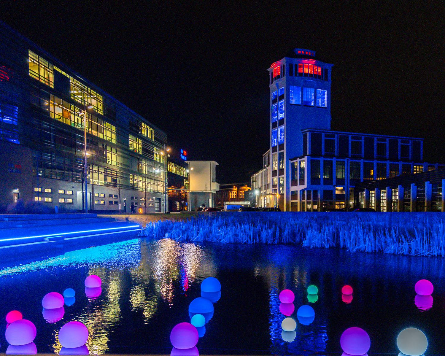 ROC en brandweerkazerne in Hengelo verlicht tijdens Hengelo Lichtfestival
