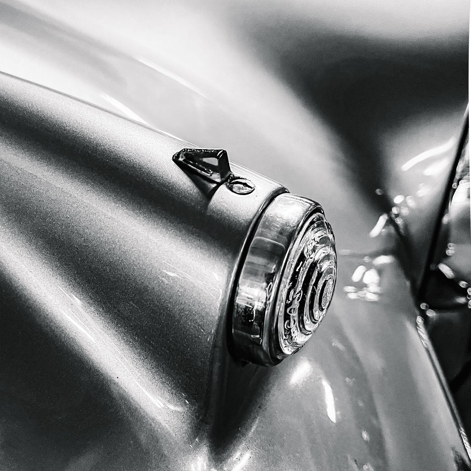 Detailfoto van een klassieke auto met de focus op vormen en knipperlicht