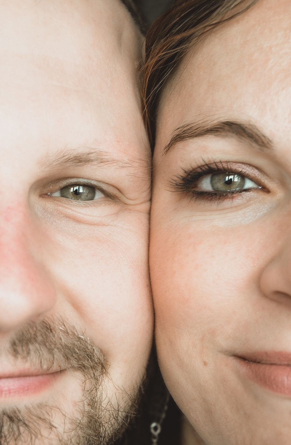 Photographe couple à Douai, je capture votre complicité et vos émotions dans des images naturelles et sincères.