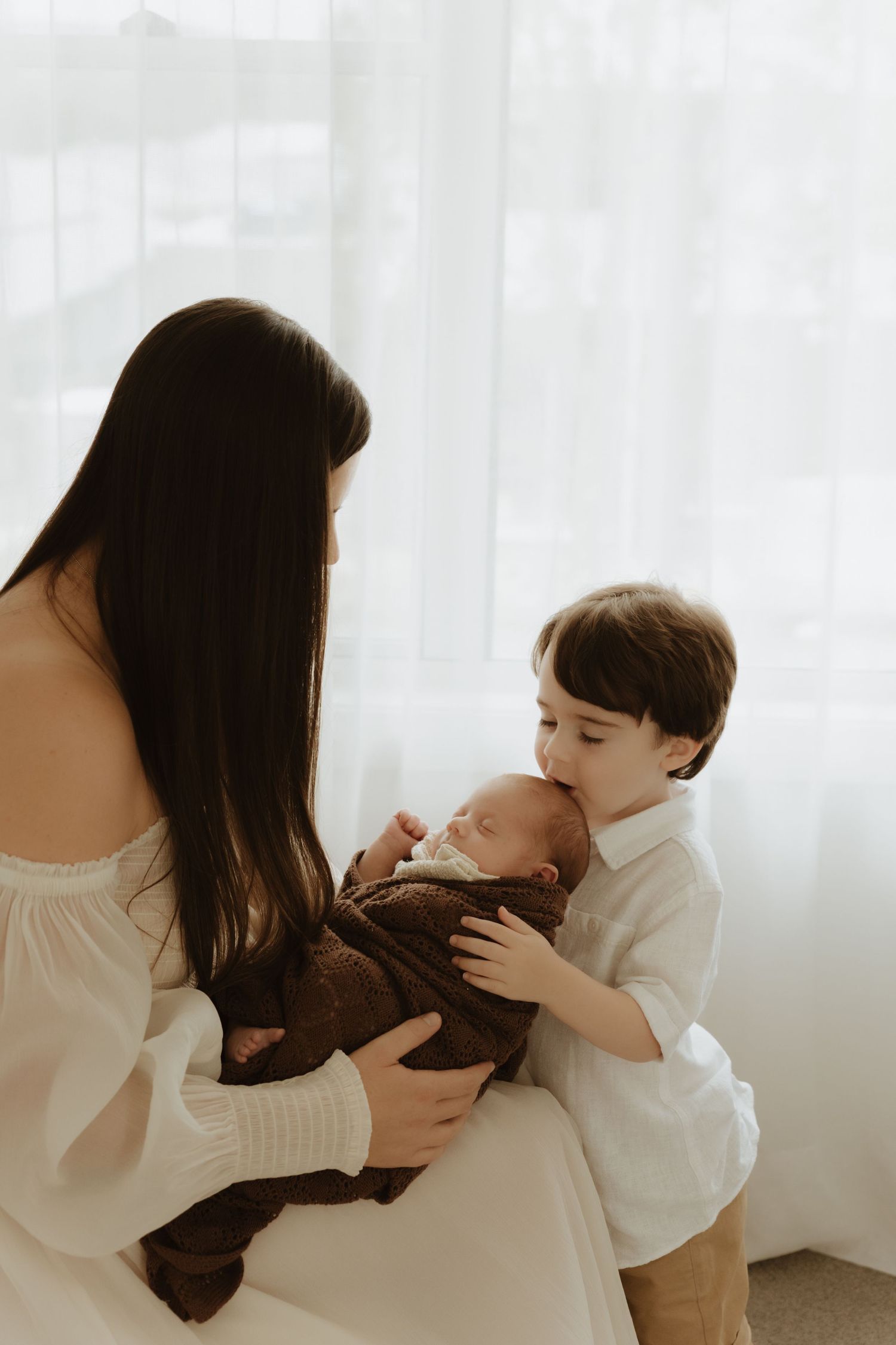 Family newborn photos including sibling & baby with parents, in home photos in Lake Macquarie NSW