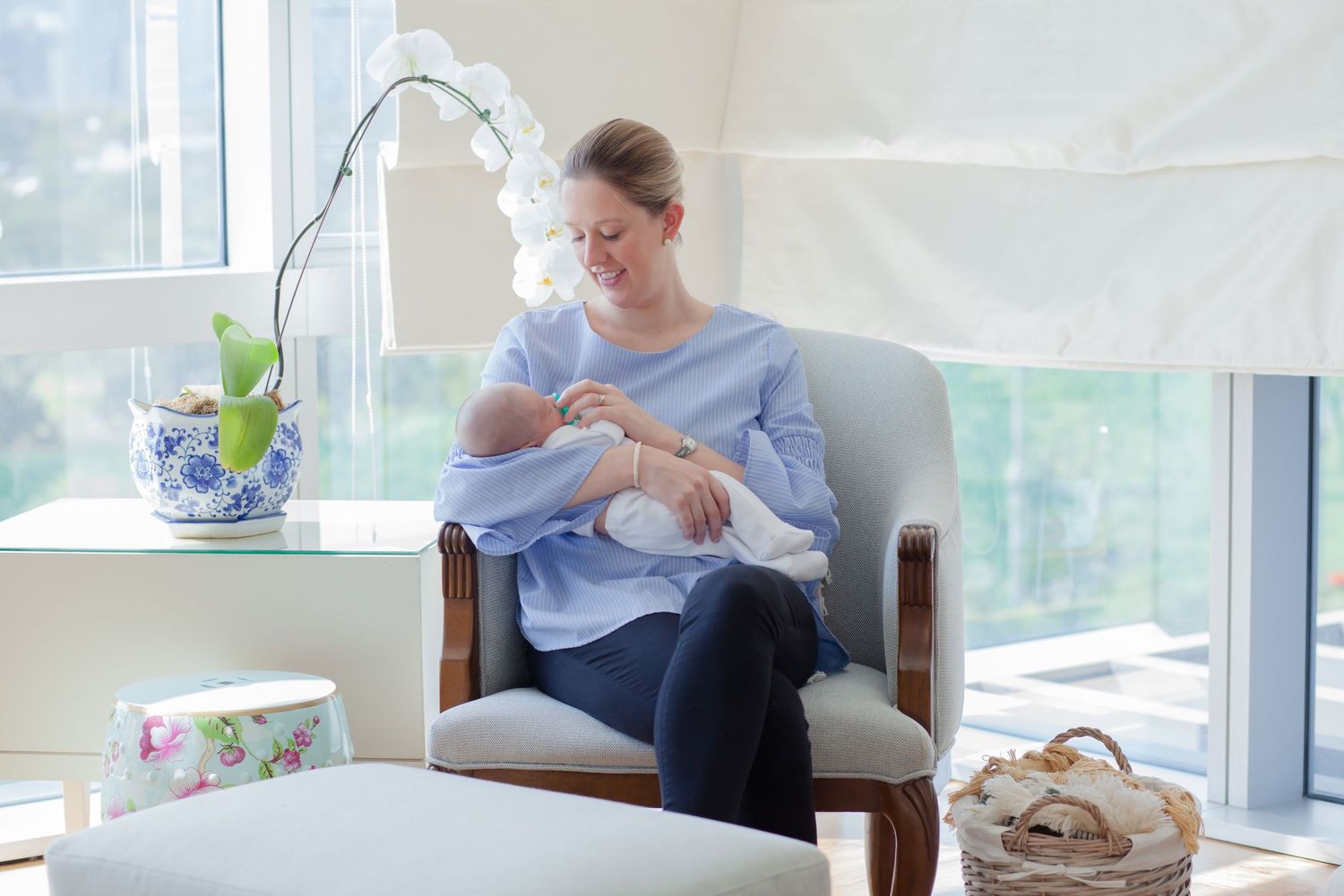 Mother holding newborn baby during a natural in-home session in Centurion Gauteng