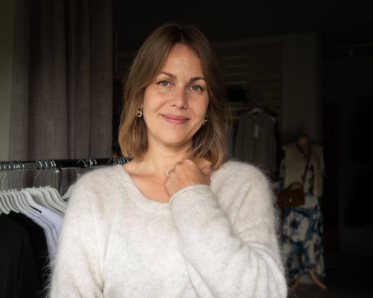 Företagsfoto av Fotograf Jessica Lindqvist - porträtt av Sofies finaste, klädbutik på Vindö.