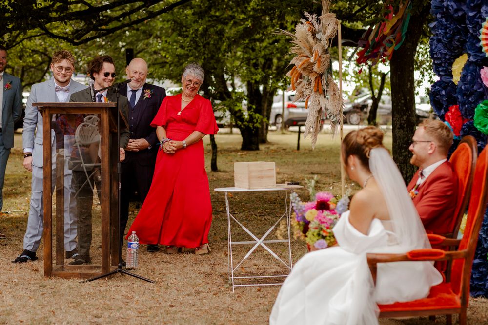 Cérémonie laïque d'un mariage coloré