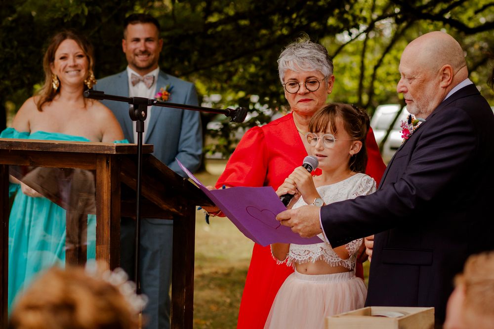 Enfant qui récite un poeme pendant la cérémonie de mariage laïque