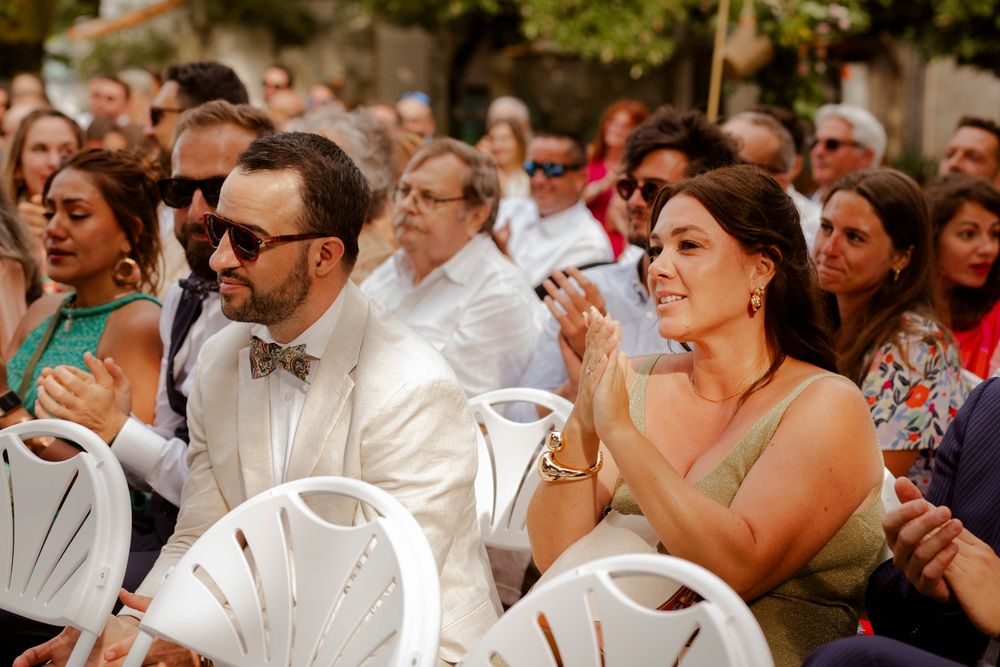 Invités de mariage pendant la cérémonie
