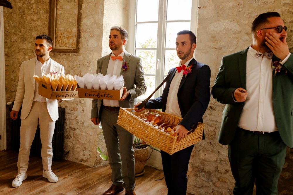 Témoins qui amènent des rafraîchissements aux invités lors d'une cérémonie estivale