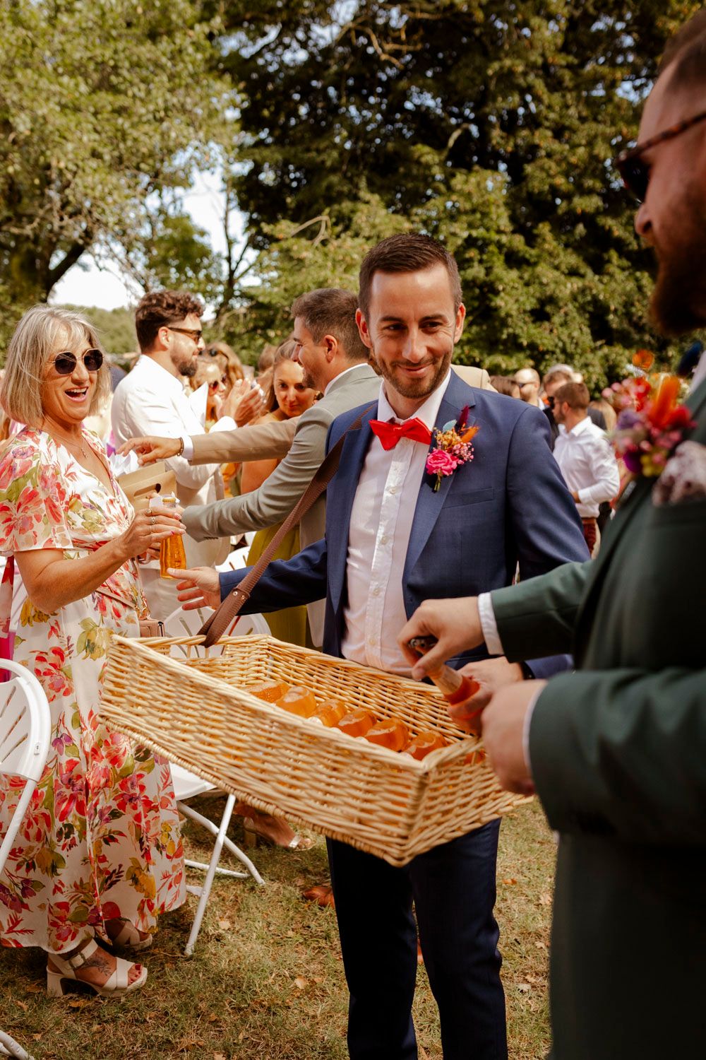 Témoin qui amène des rafraîchissements aux invités lors d'une cérémonie estivale