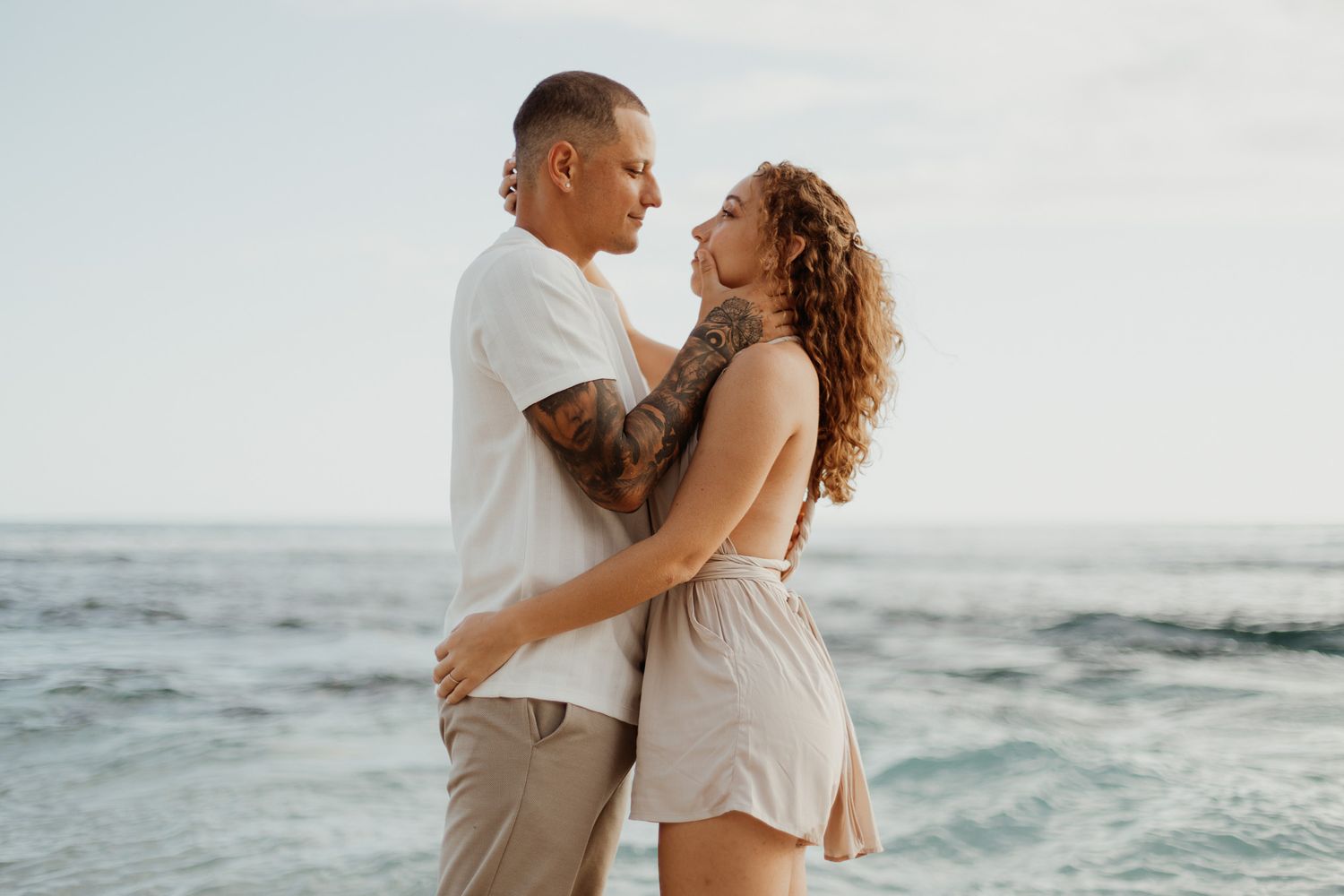 un couple plonge son regard l'un dans l'autre sur la plage aux sables d'olonne