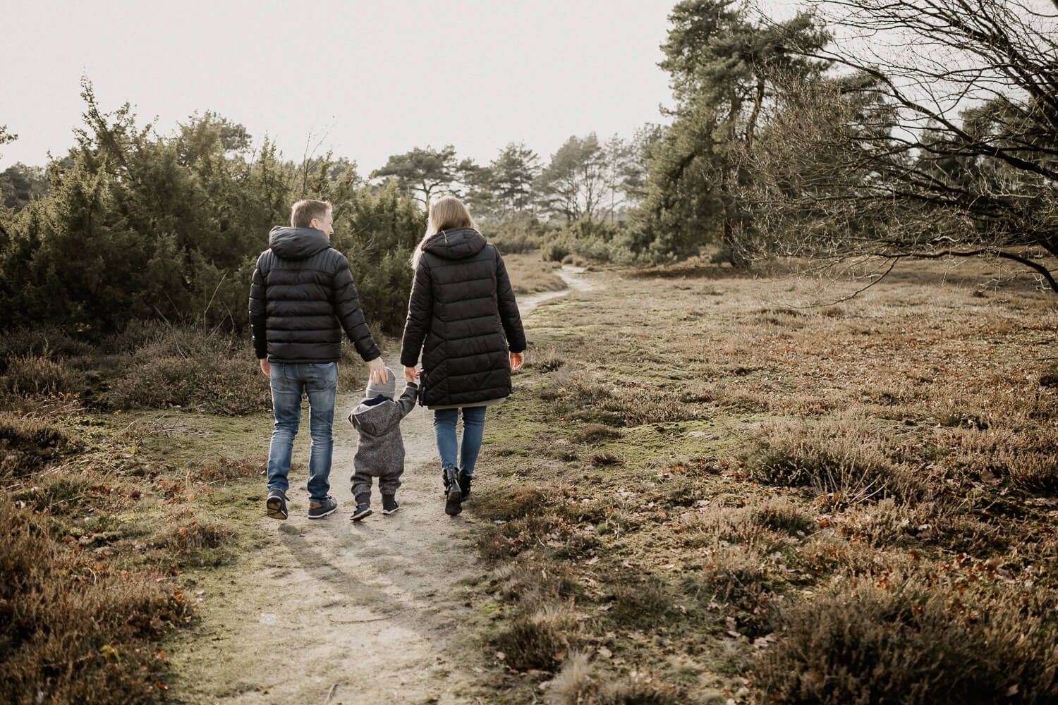 Familie mit Kleinkind im Laufen, festgehalten von Theresa Hillebrandt Fotografie aus Wallenhorst