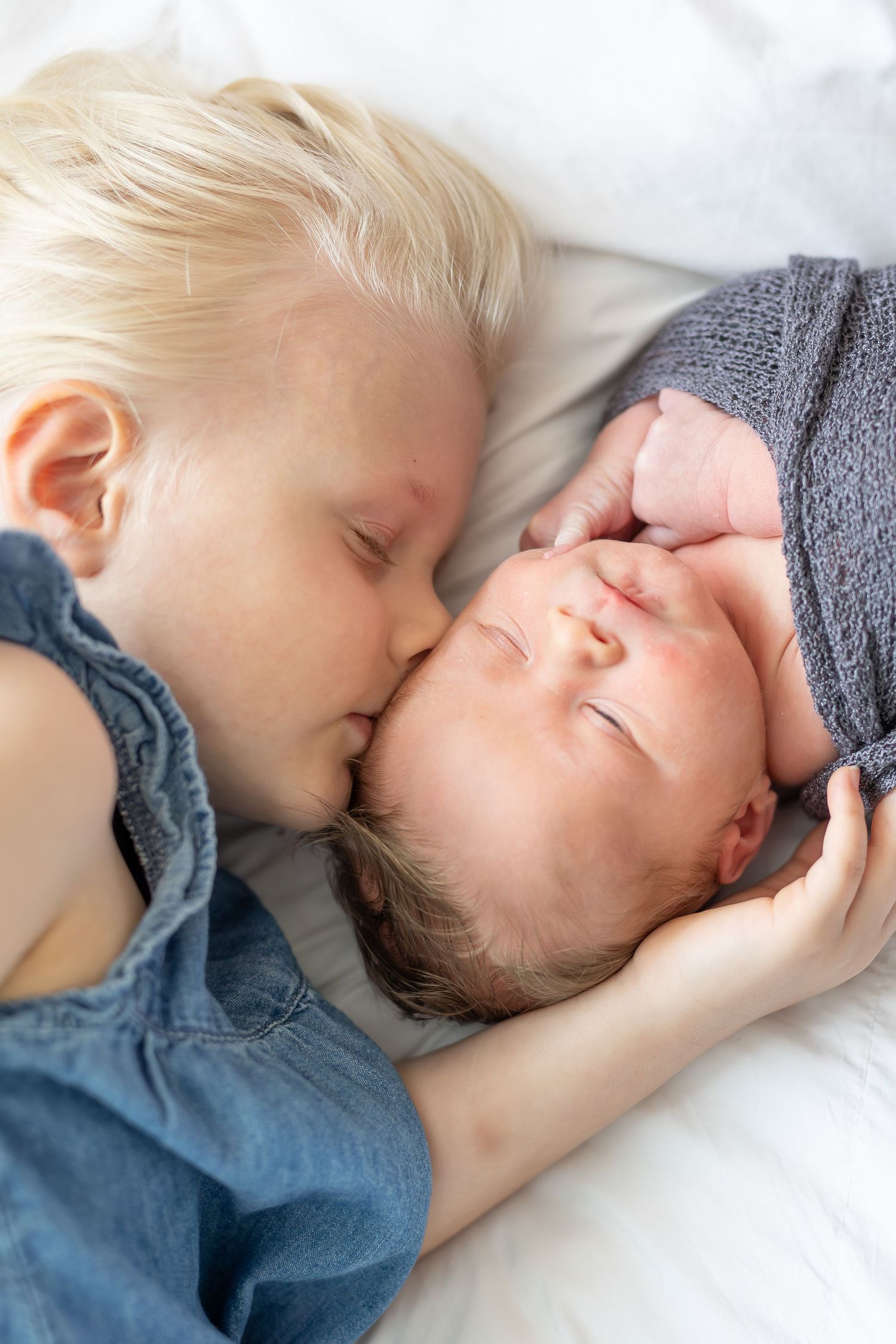Lifestyle in-home newborn photography O'fallon, Illinois