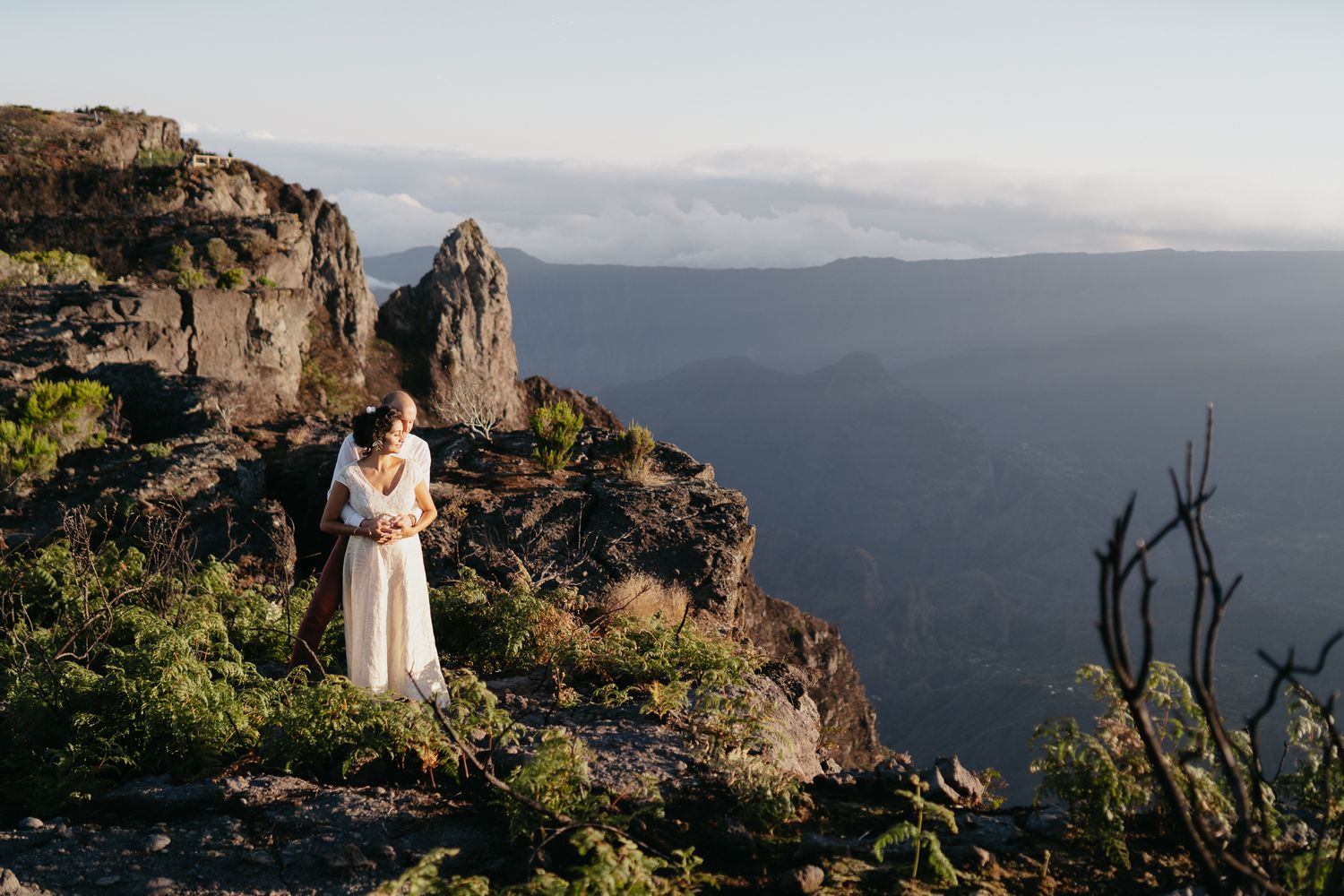Séance photo en couple dans la nature au lever du jour, panorama montagneux