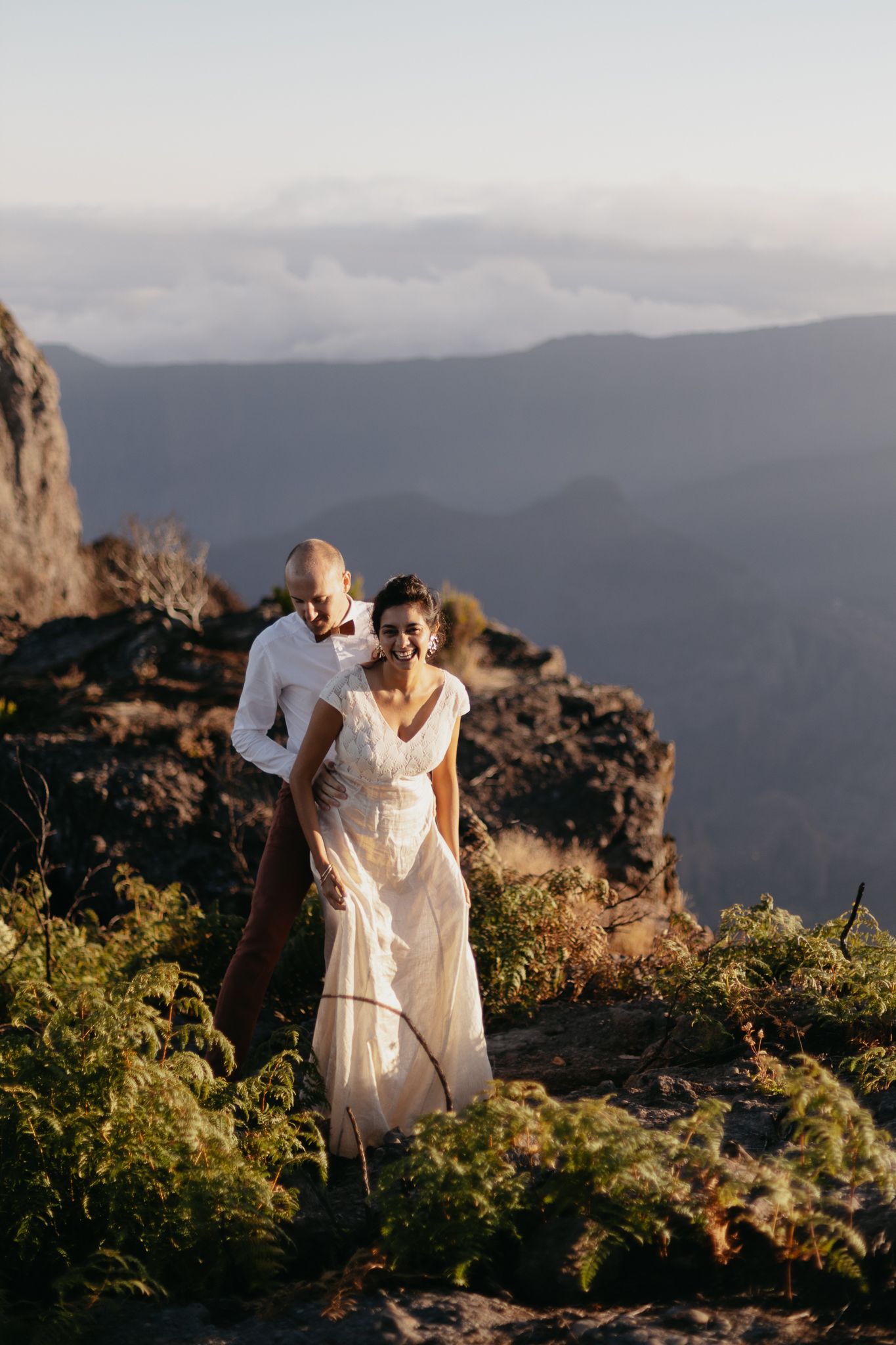 Entre ciel et lumière : shooting photo de couple au petit matin en montagne