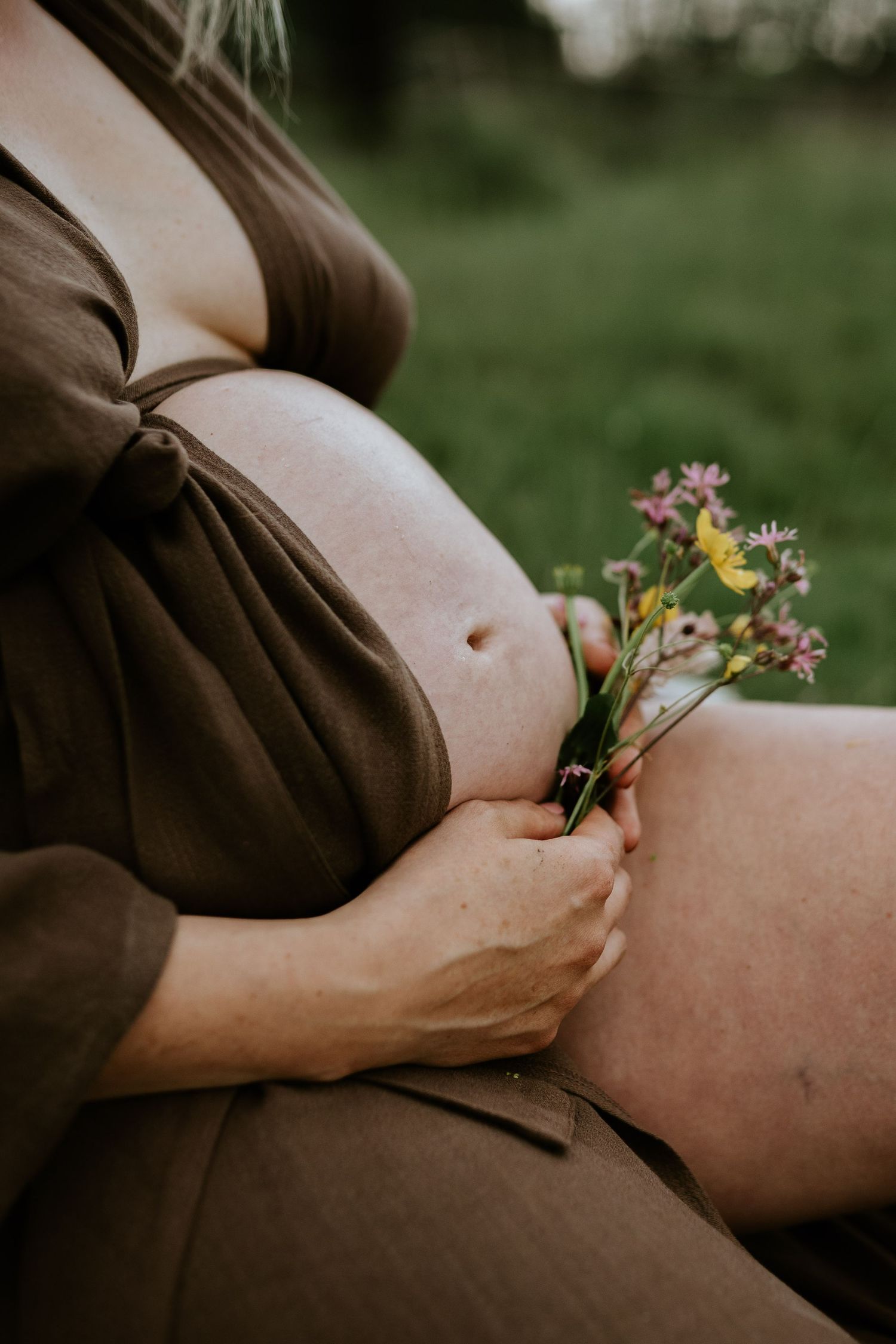 sesja ciążowa plenerowa Katowice sesja brzuszkowa w plenerze sesja w stajni fotograf Katowice Śląsk sesja zdjęciowa ciąża zdjęcia ciążowe
