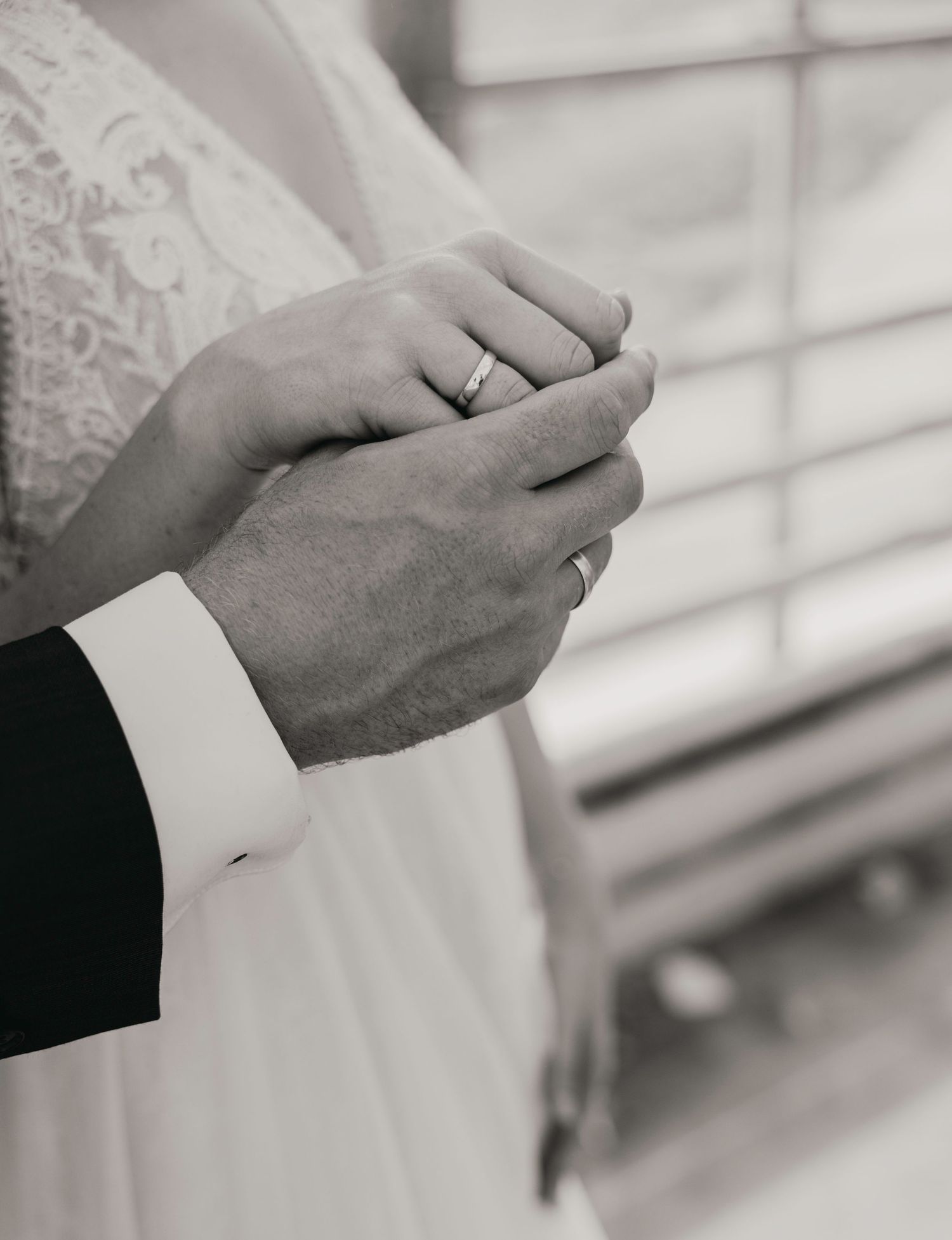 wedding foto's van de handen hand in hand met de ringen er bij