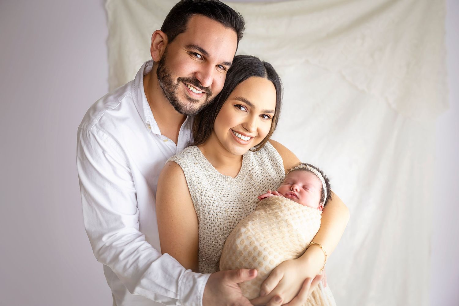 familia con 3 integrantes posa incluyendo una bebe recien nacida