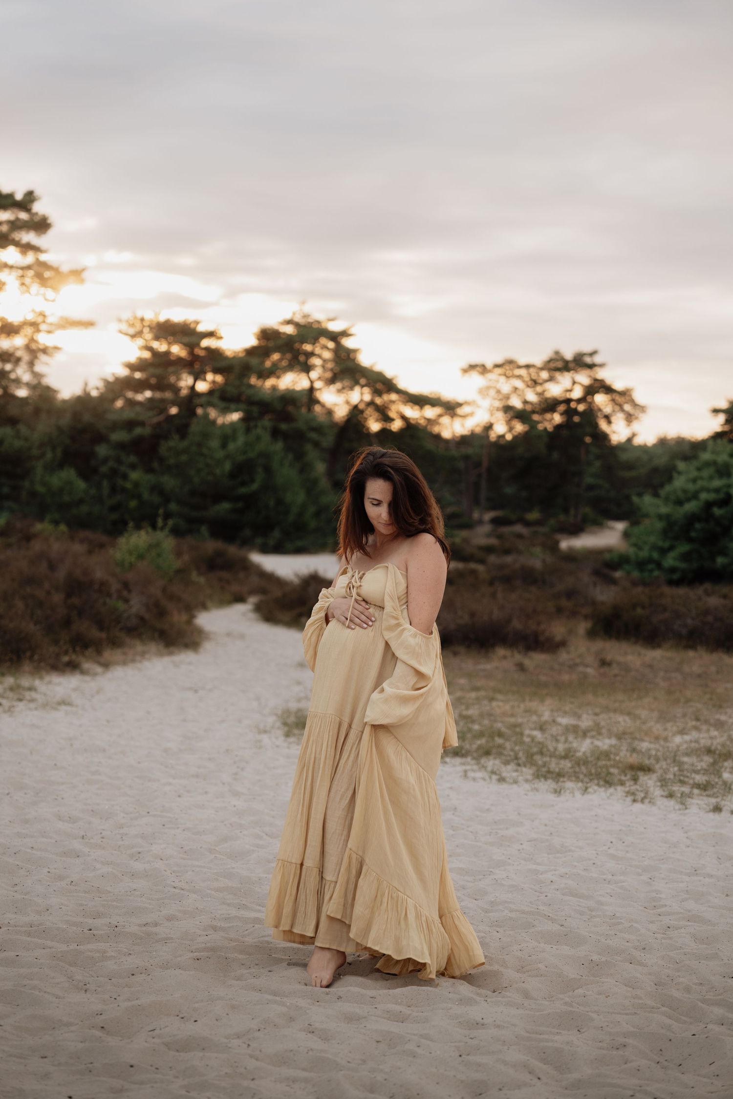Zwangerschapsshoot fotoshoot zwangerschap gezin jurken Salted golden hour high end foto maternity pregnancy photo shoot