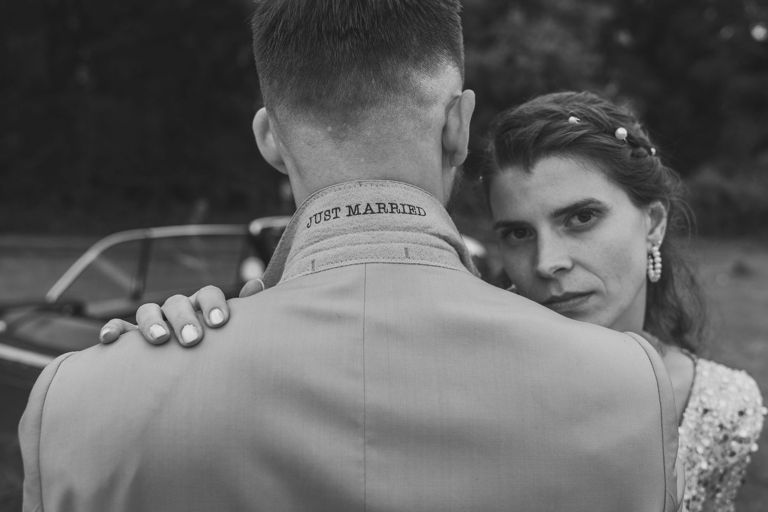 Moment couple, avec le col de la chemise du marié écrit "just maried"
