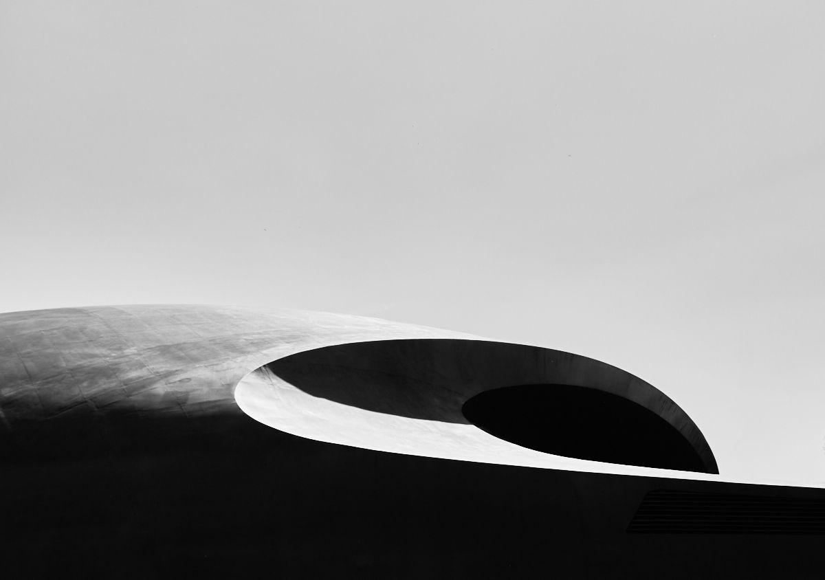 Minimalist black and white landscape showing curved architectural forms against light sky.

Katharina Klopfer, Dresden