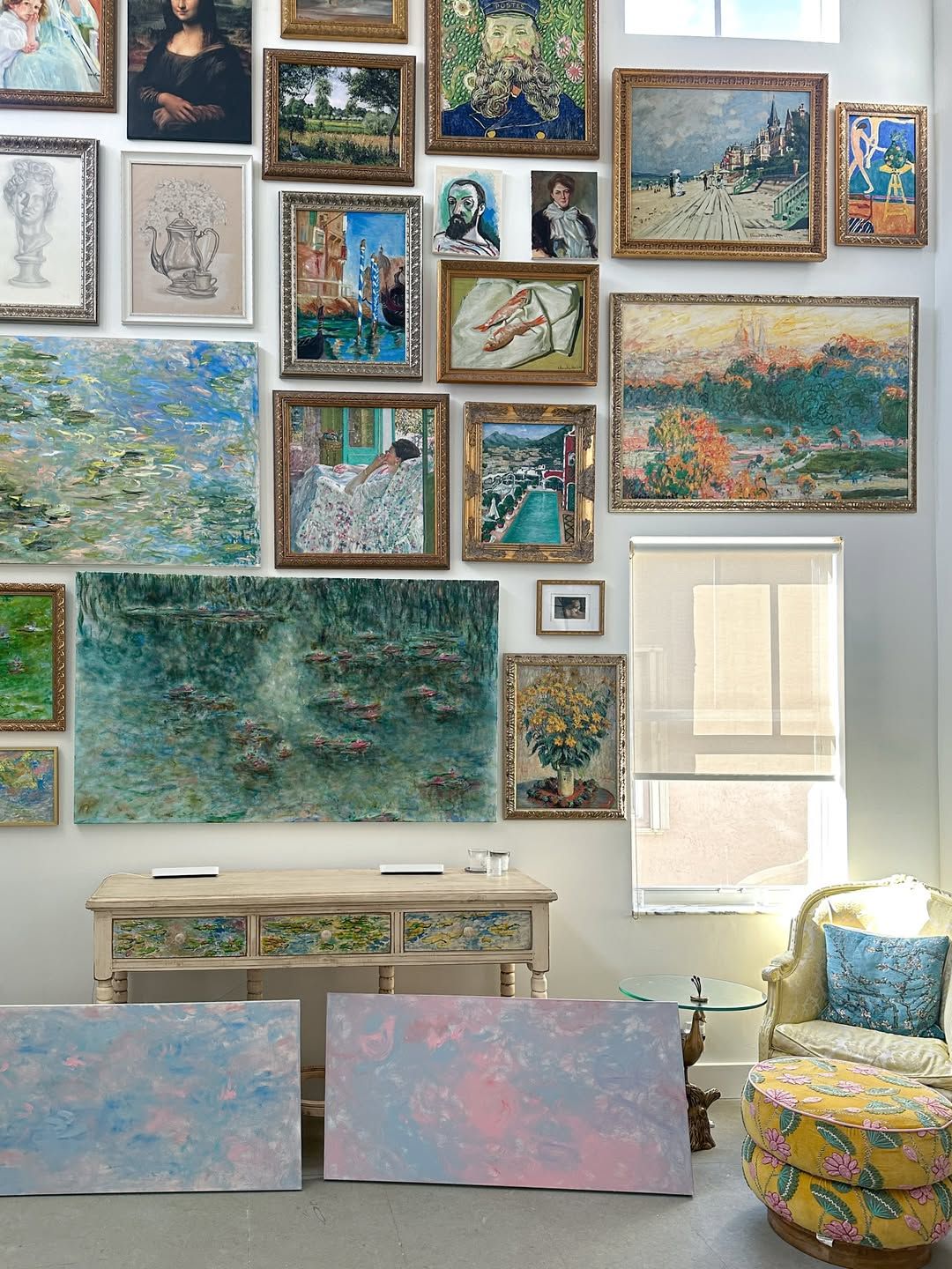 Vibrant painting of water lilies on a pond surrounded by drooping willow branches in rich greens and blues. Monet Kim ahonoukoun  legacy