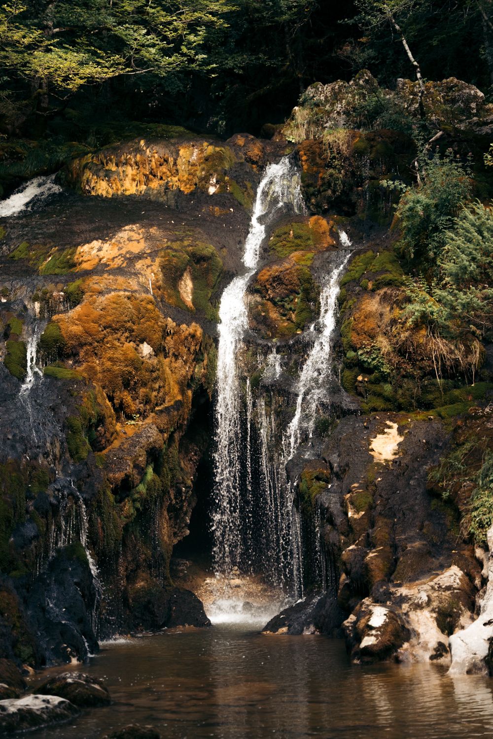 cascade du pissieu proche de cambéry en automne