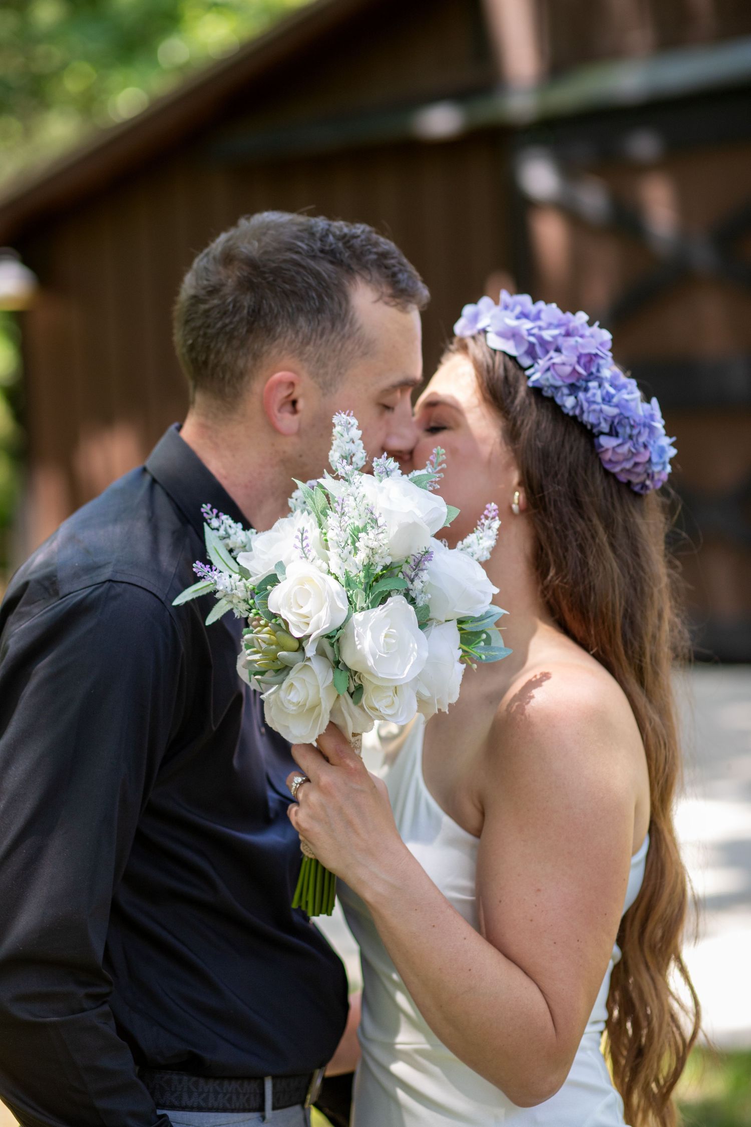 Smooches behind the bouquet!