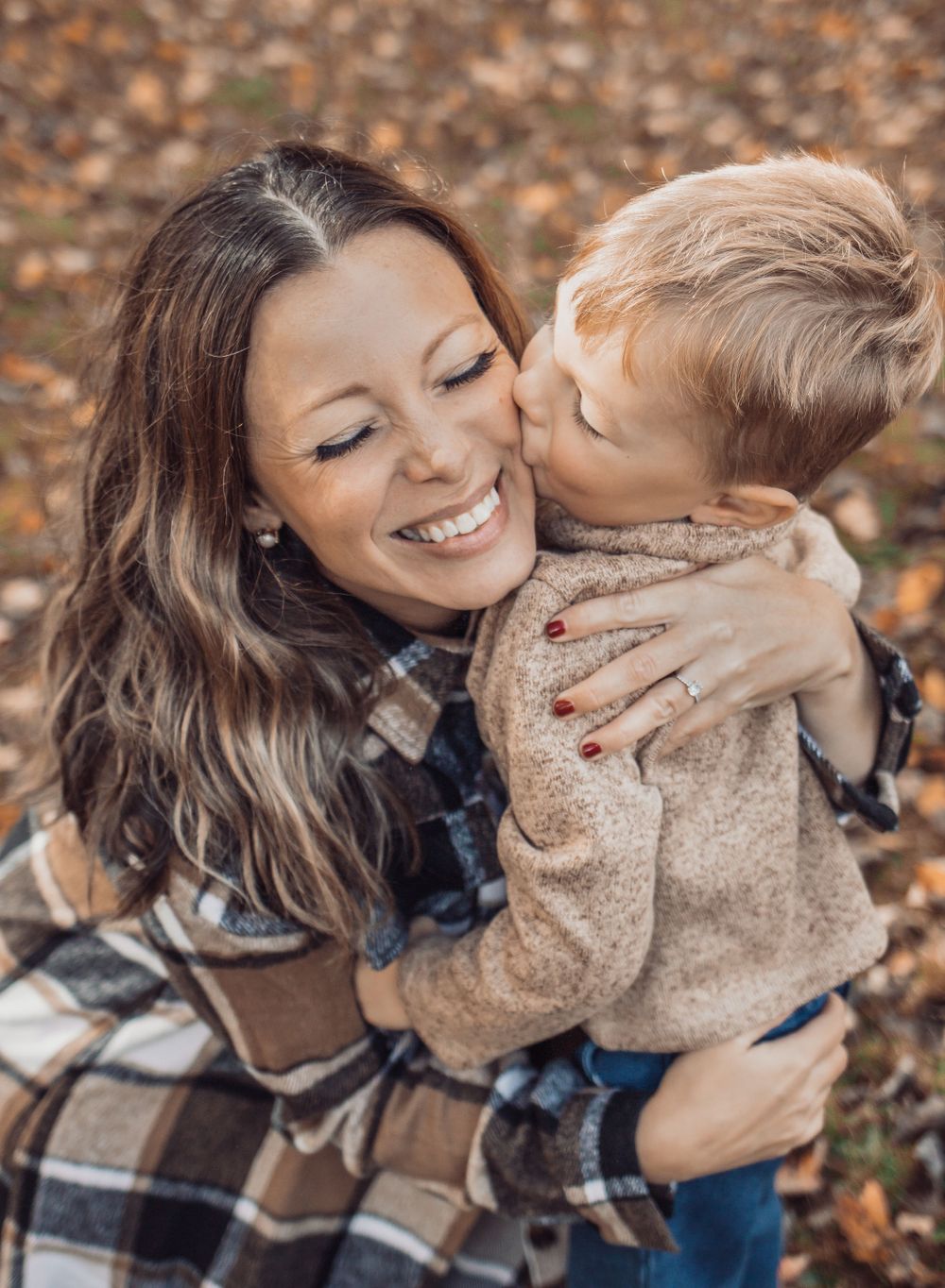 mom, little boy, kissing mom's cheek, mom smiling, mom hugging little boy, outdoor photography, fall, family photographer, Moncton.